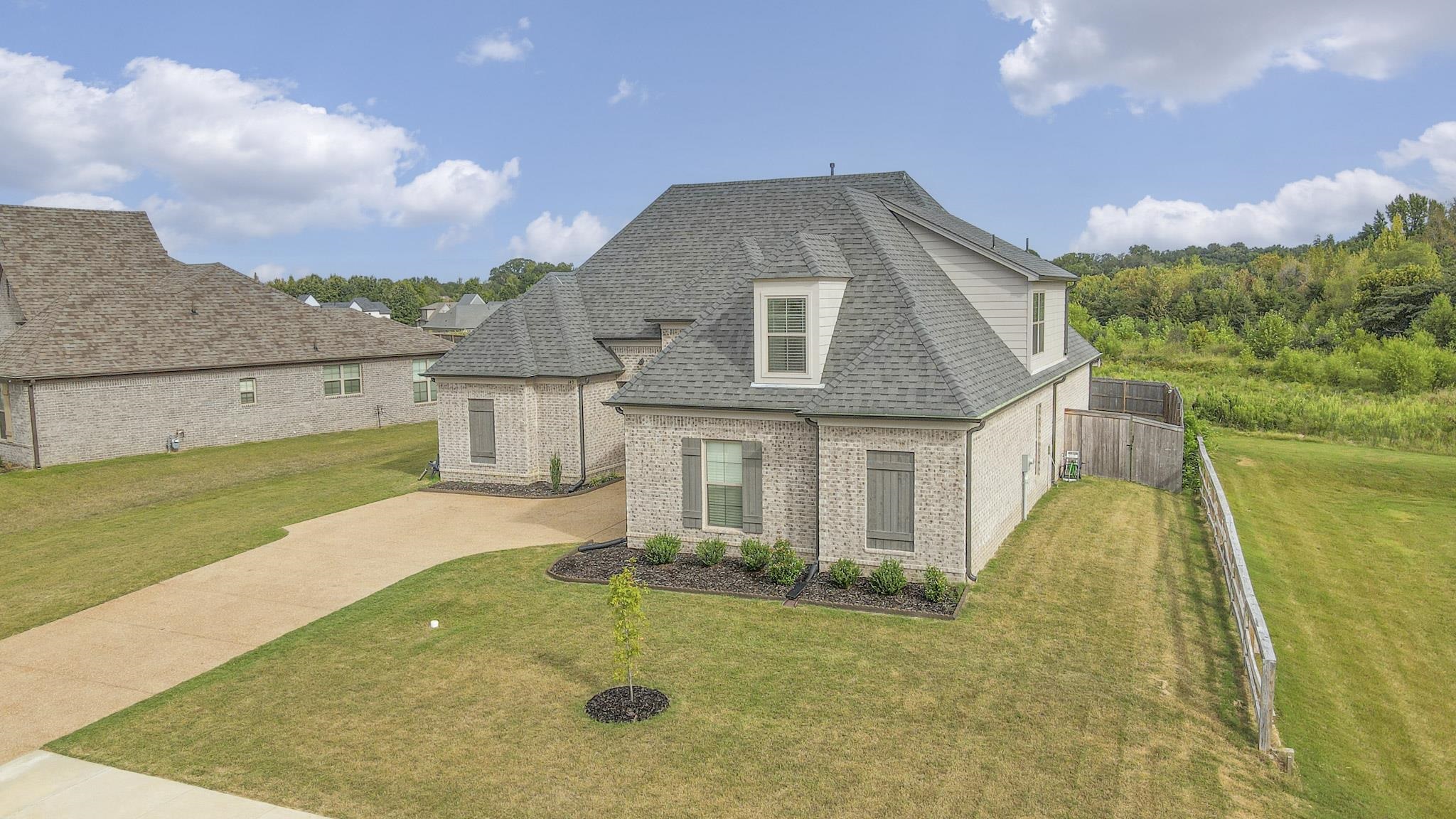 140 LAUREL WOOD LN