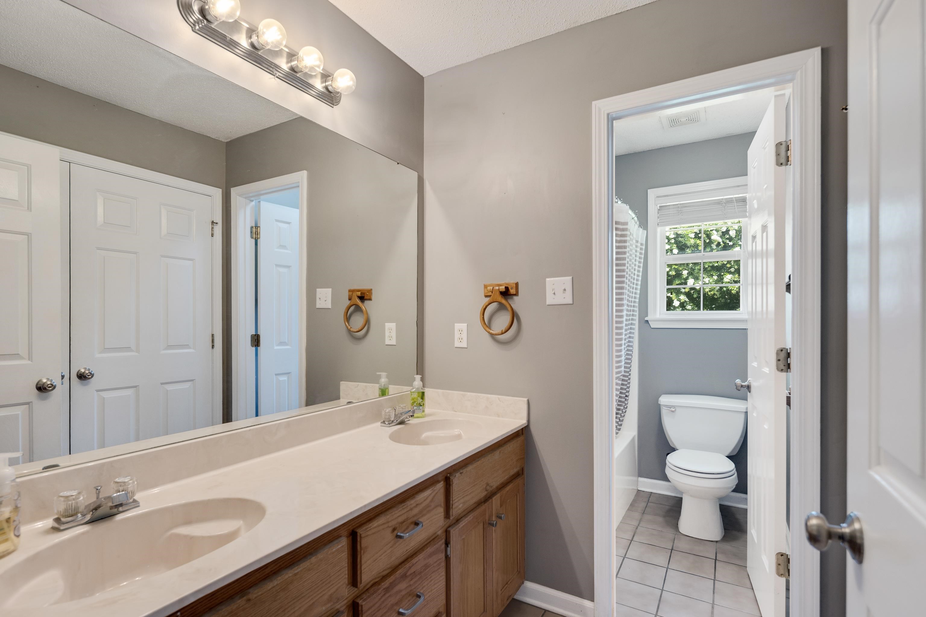 11 WOODSHIRE LN