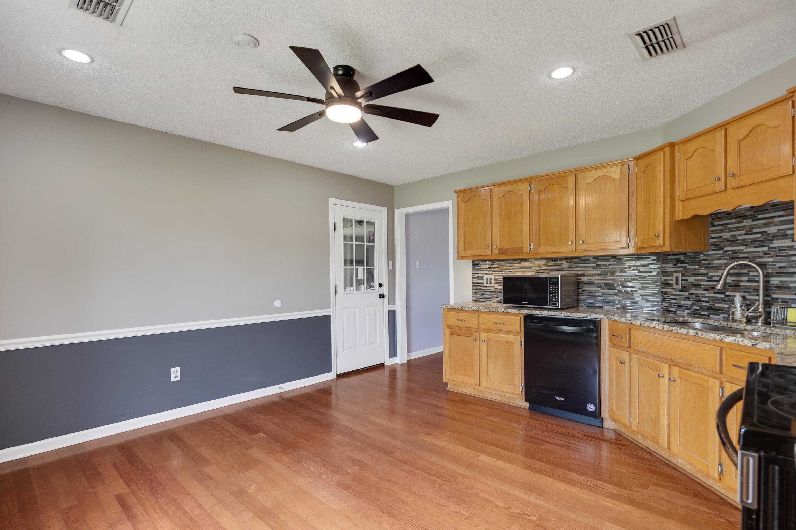 11 WOODSHIRE LN