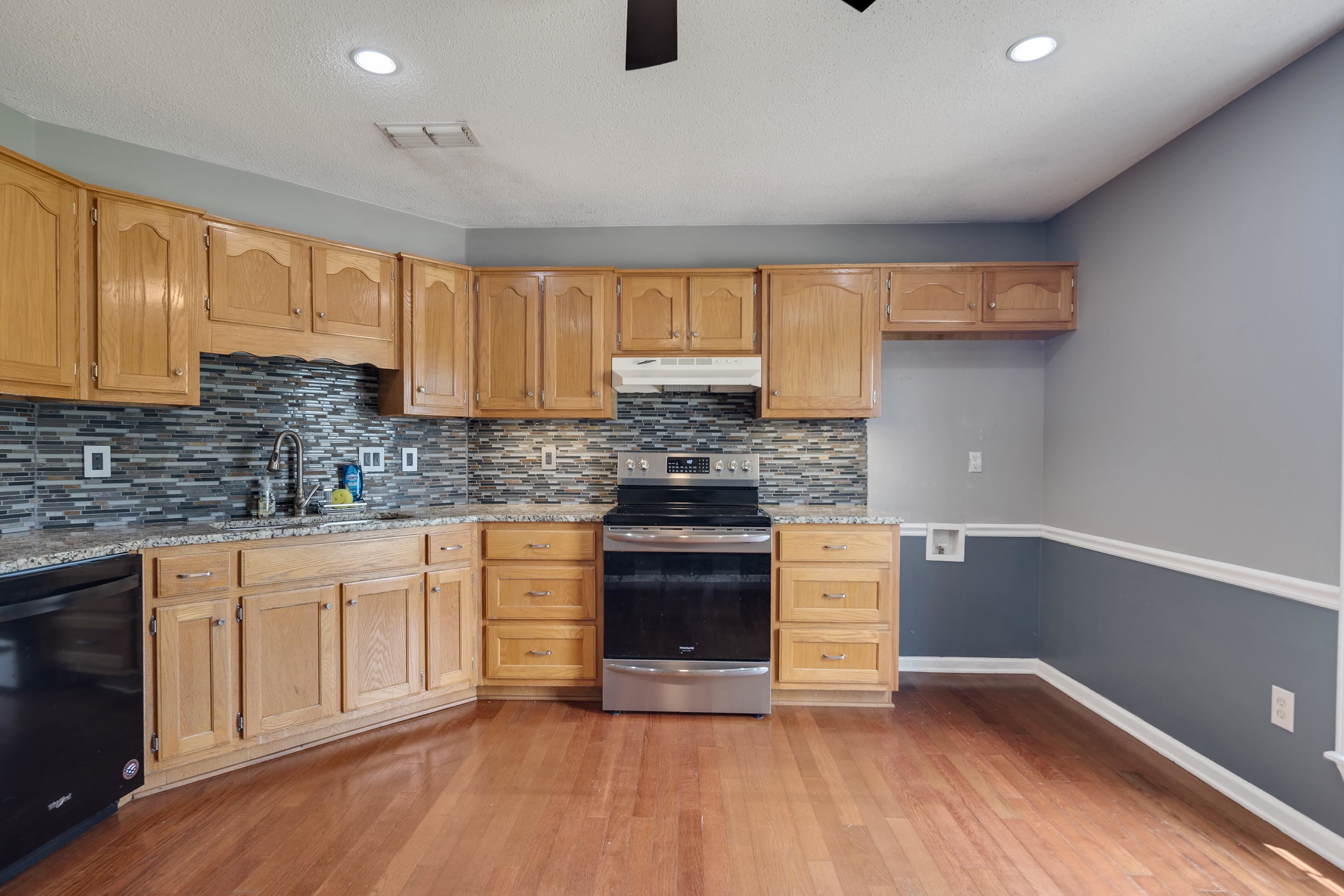 11 WOODSHIRE LN
