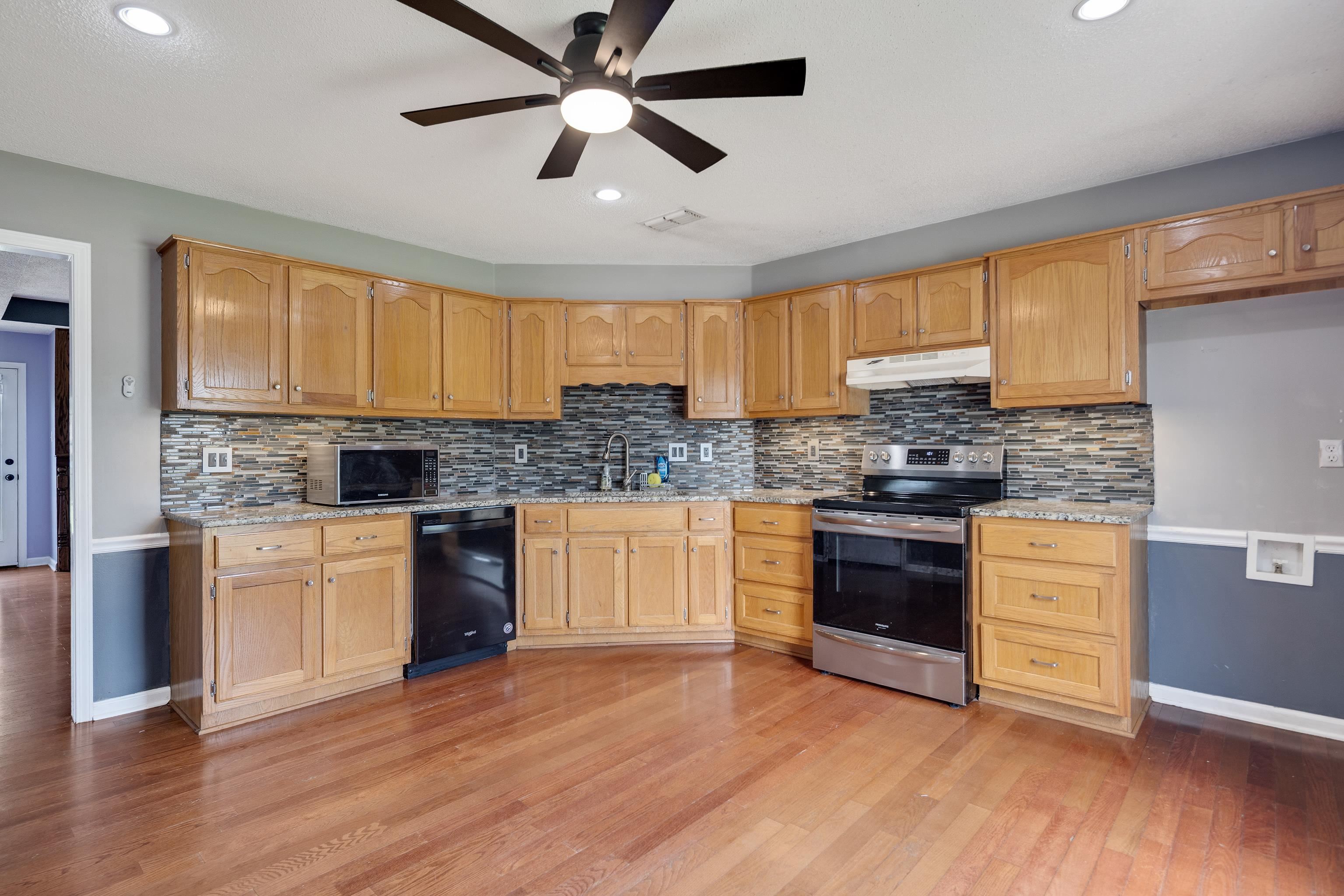 11 WOODSHIRE LN
