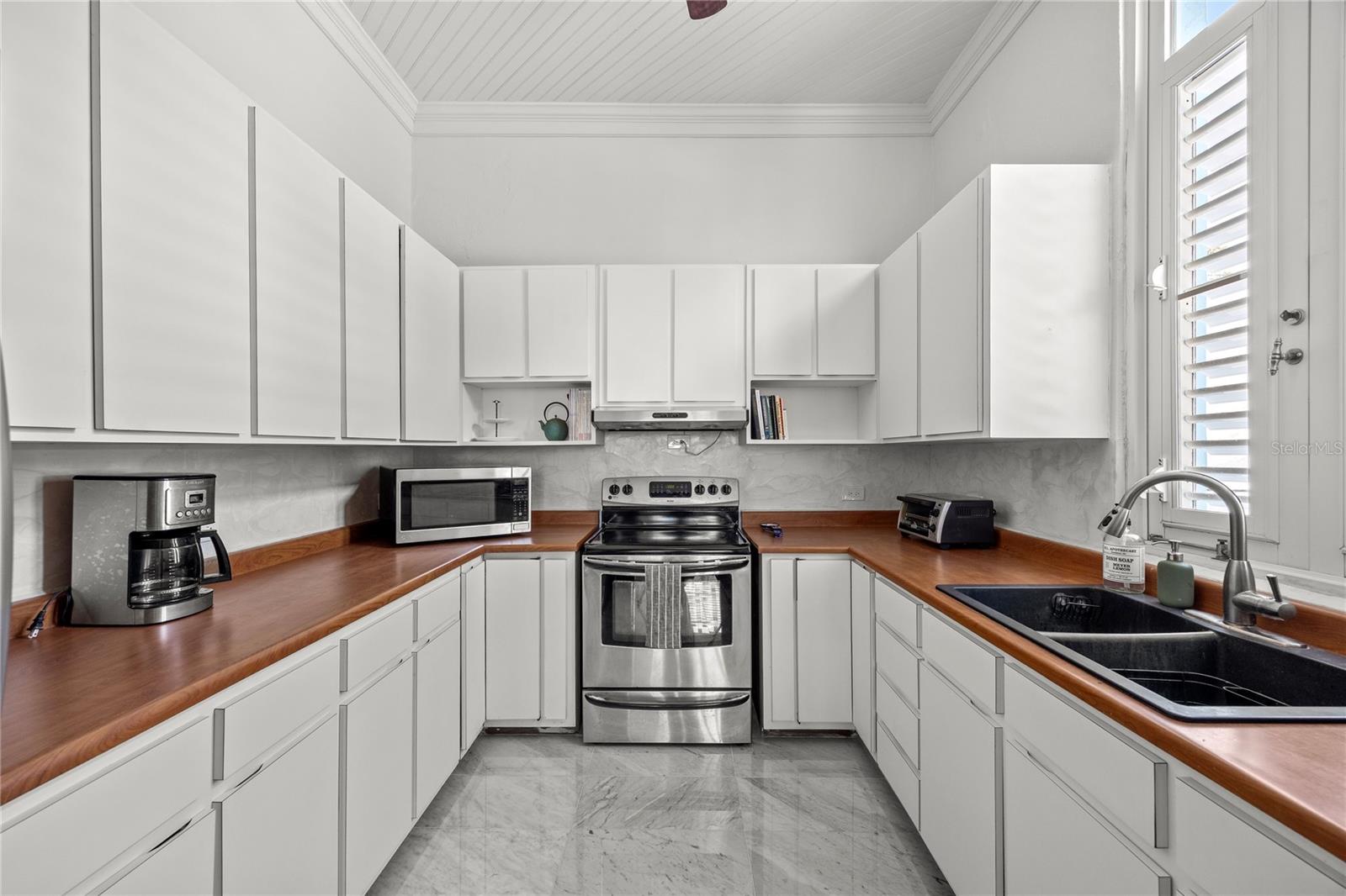 112 REINA ISABEL ST