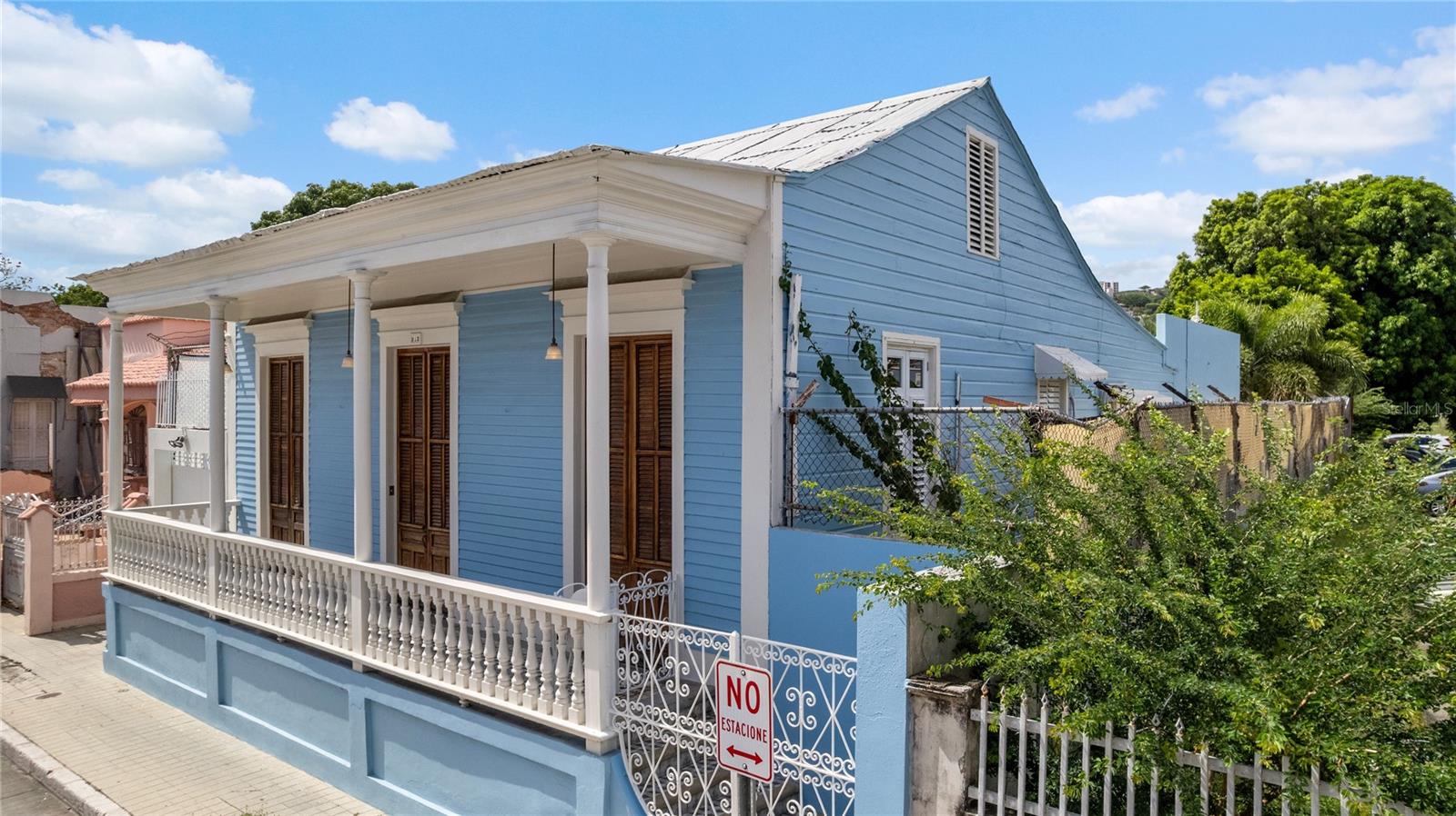 112 REINA ISABEL ST