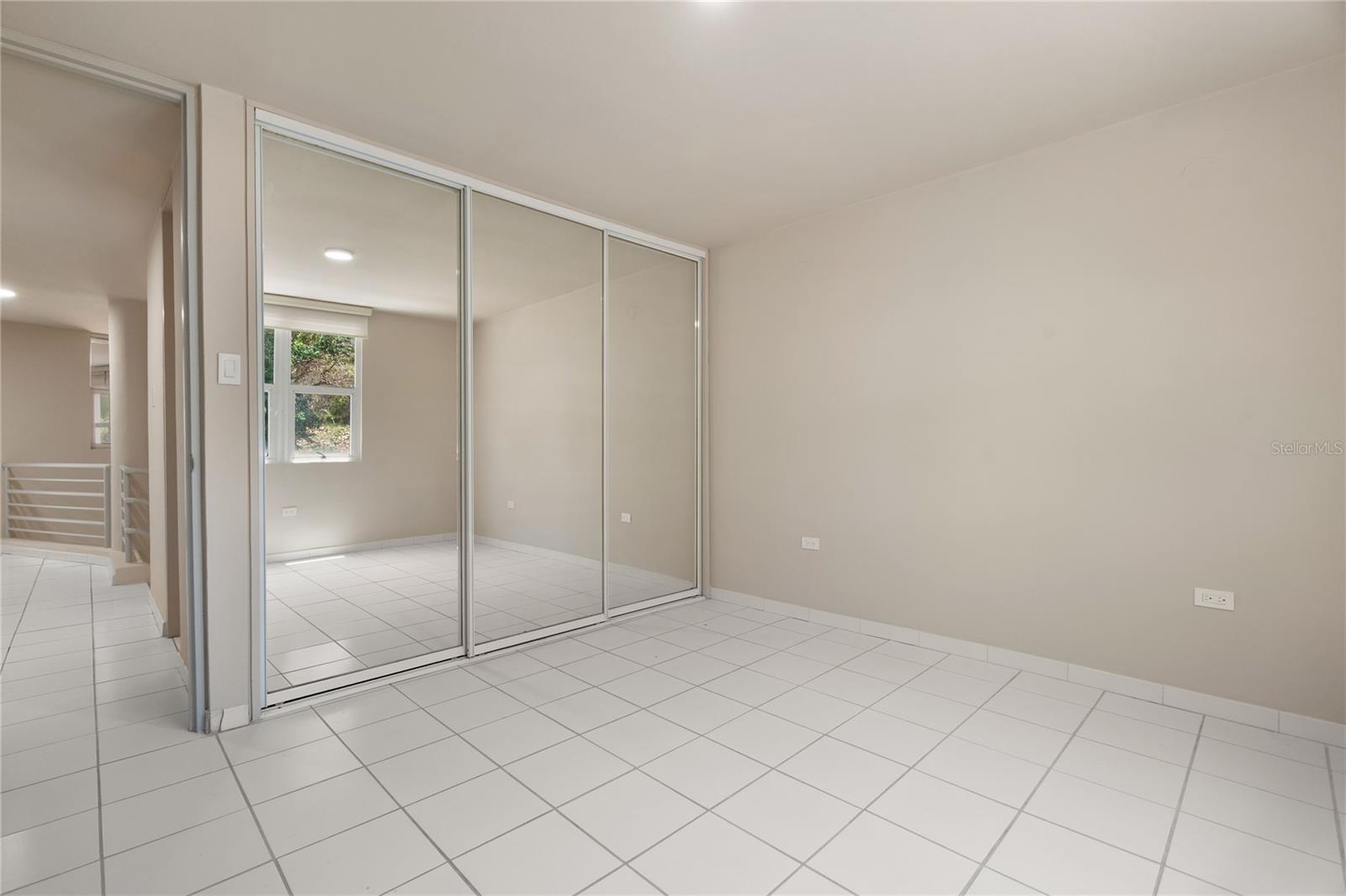 125 HARBOUR DRIVE DR #12