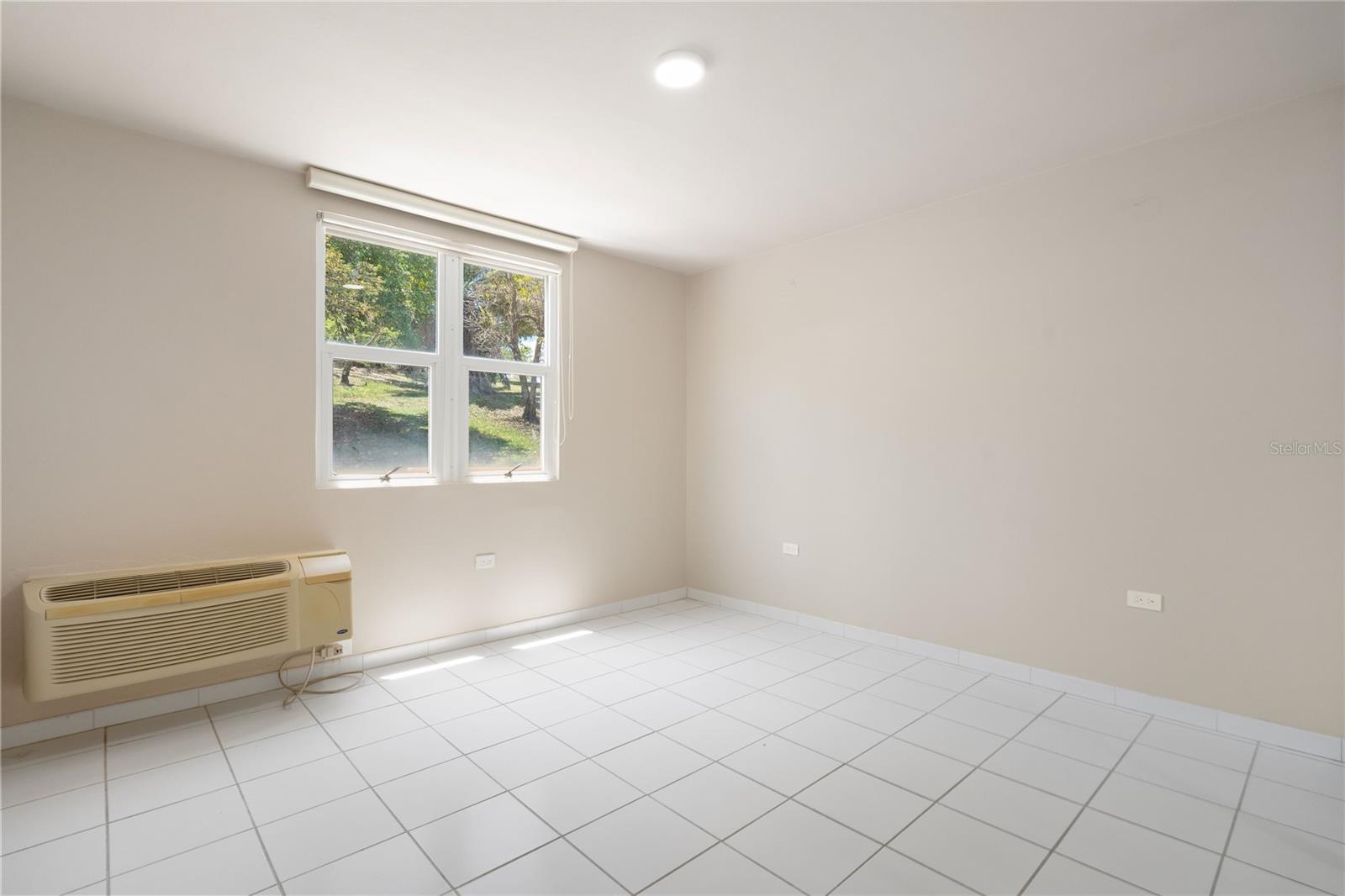 125 HARBOUR DRIVE DR #12