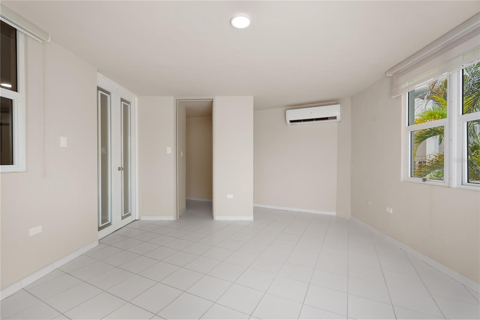 125 HARBOUR DRIVE DR #12