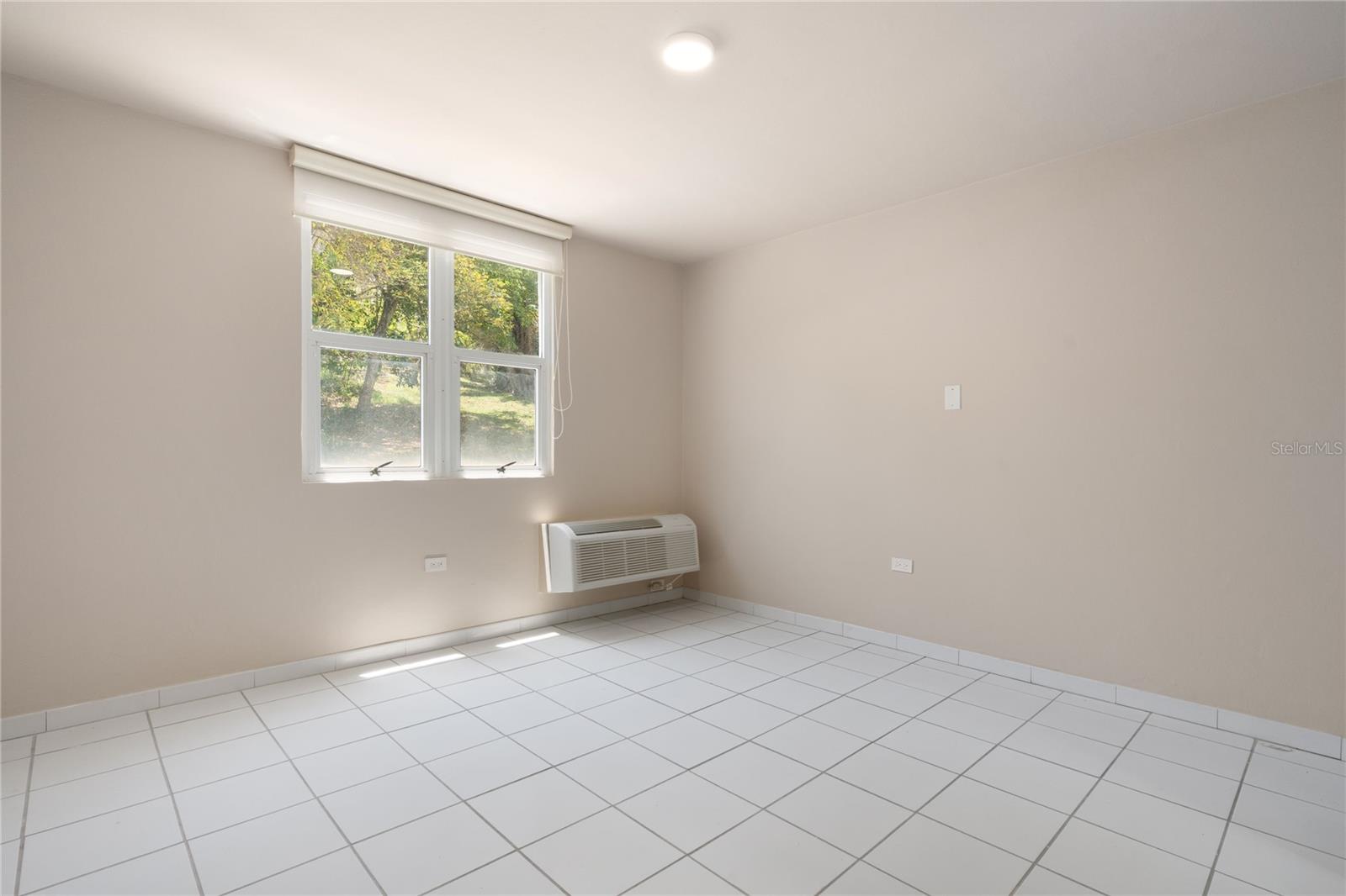 125 HARBOUR DRIVE DR #12