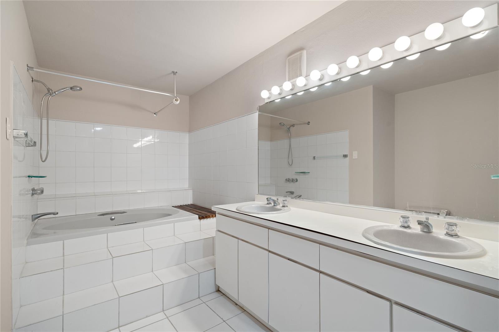 125 HARBOUR DRIVE DR #12