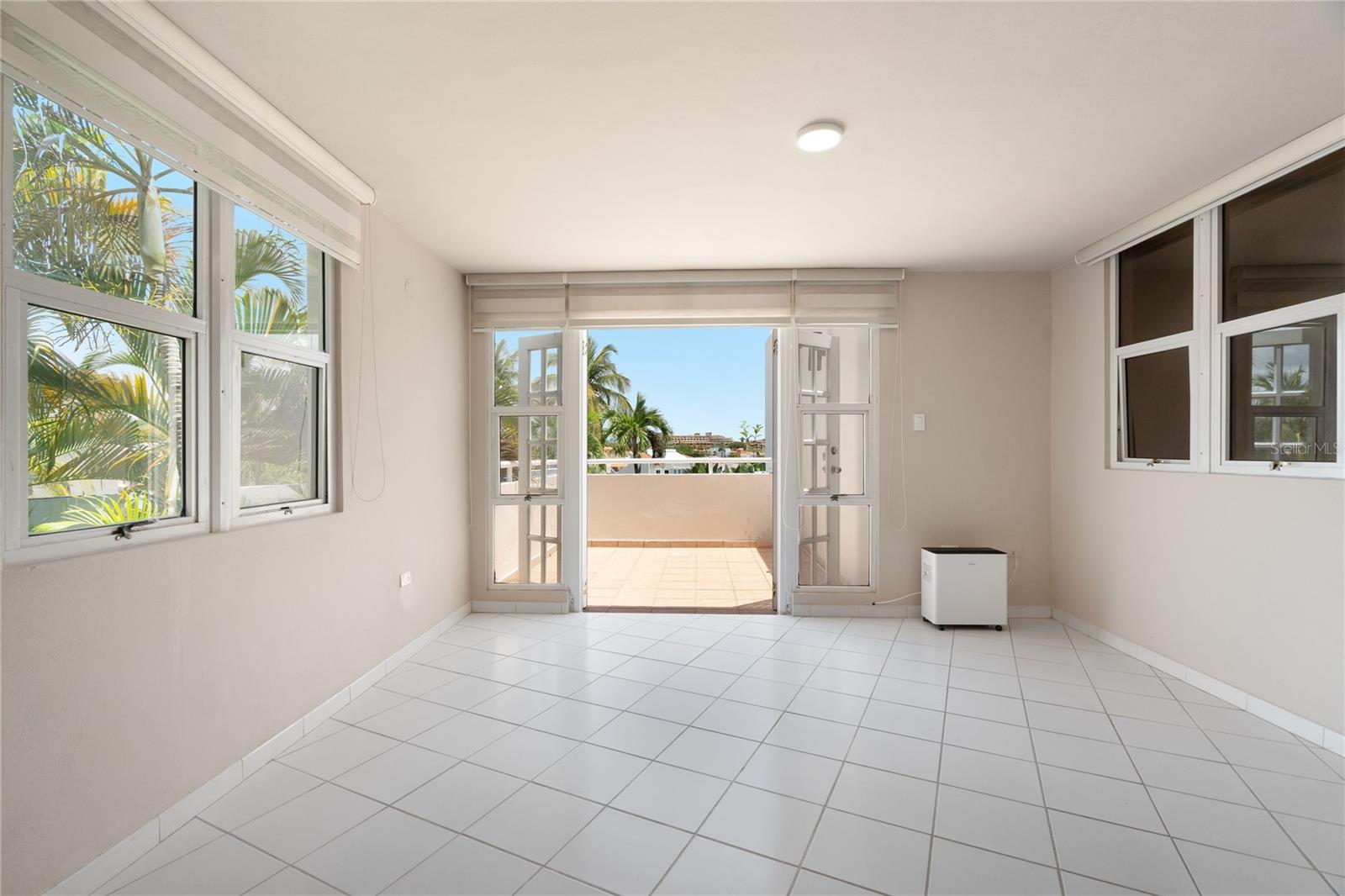 125 HARBOUR DRIVE DR #12