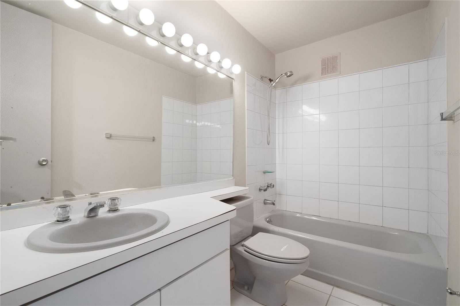 125 HARBOUR DRIVE DR #12