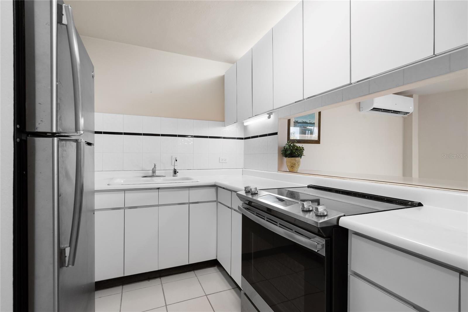 125 HARBOUR DRIVE DR #12