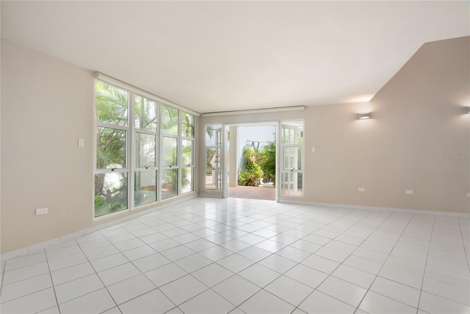 125 HARBOUR DRIVE DR #12