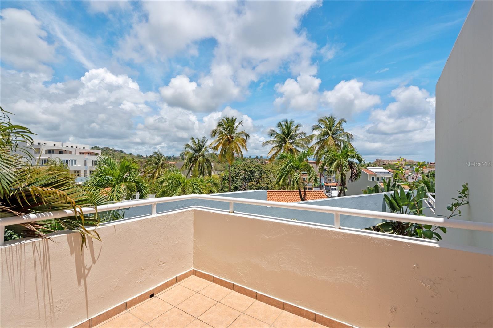 125 HARBOUR DRIVE DR #12