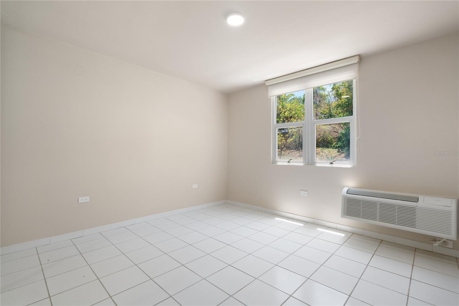 125 HARBOUR DRIVE DR #12