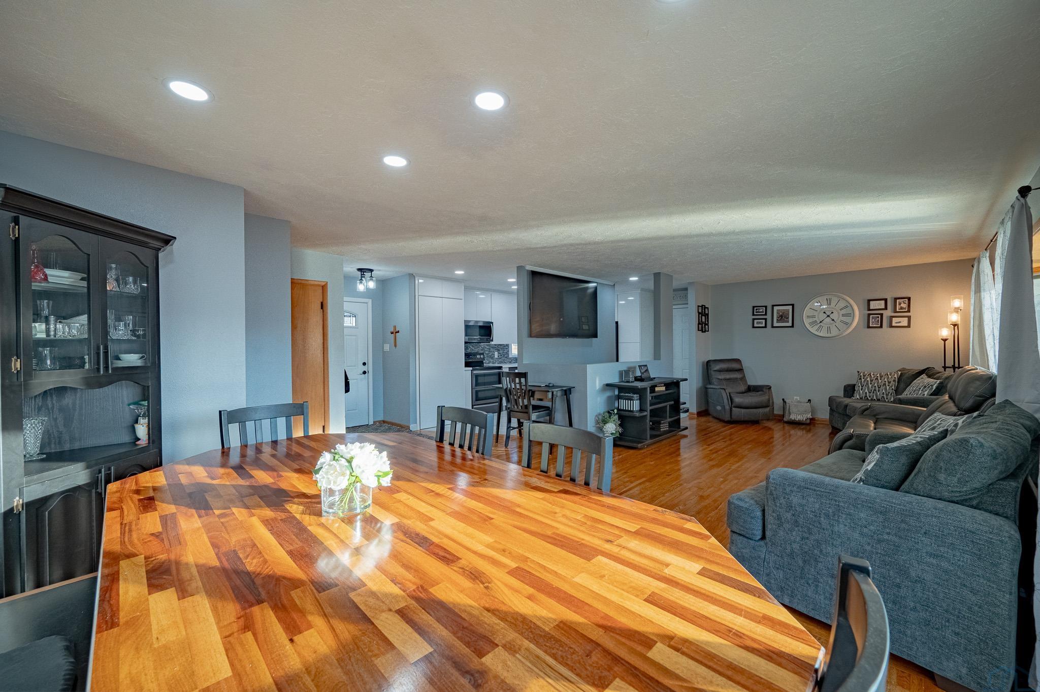 905 S SAINT MARYS ST