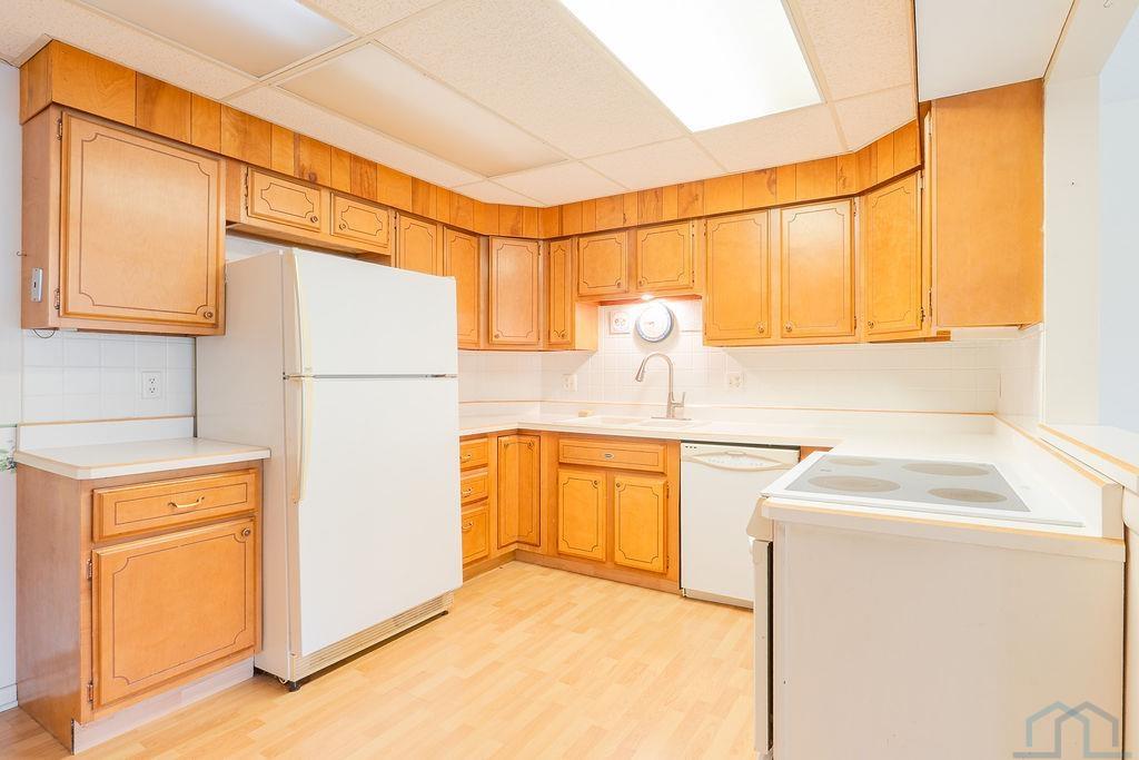 1327 HIAWATHA TRL