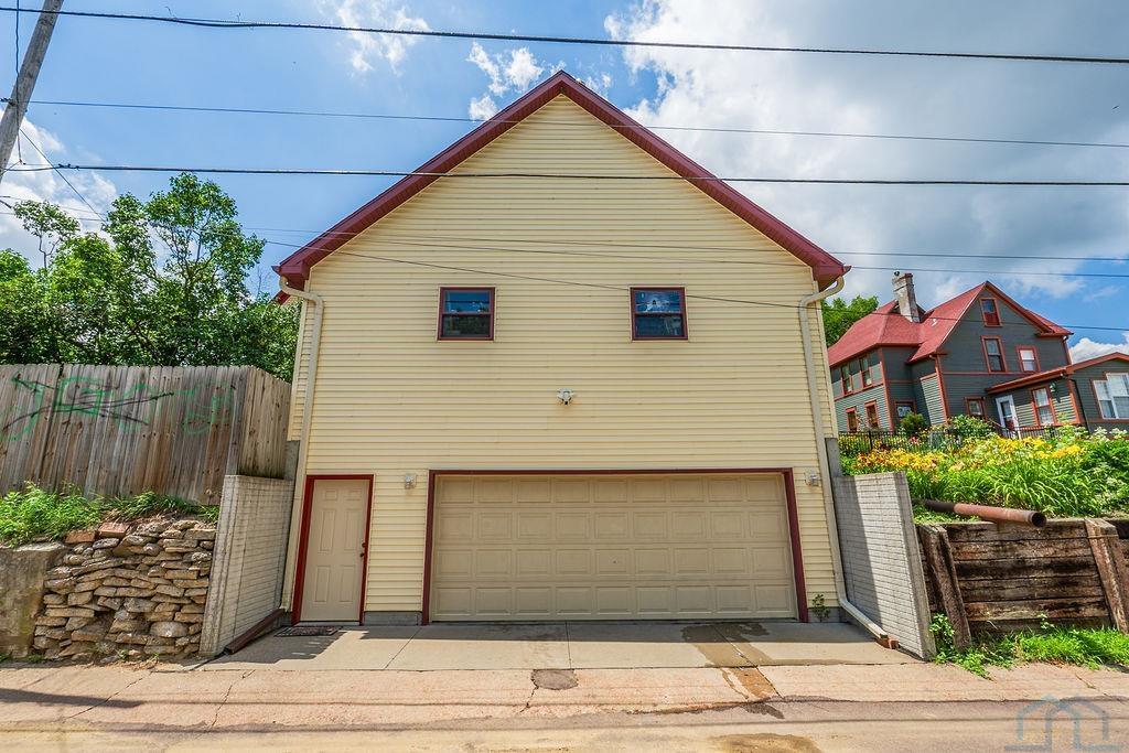 2216 JACKSON ST