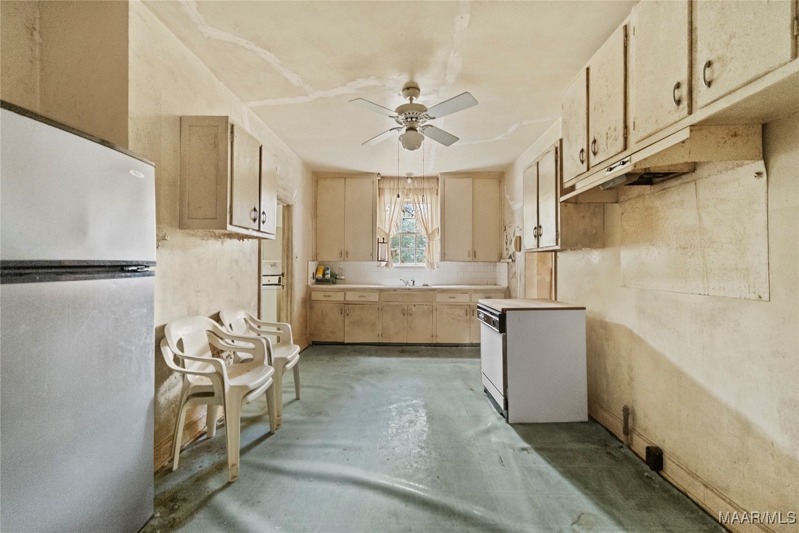 2206 COUNTRY CLUB Drive