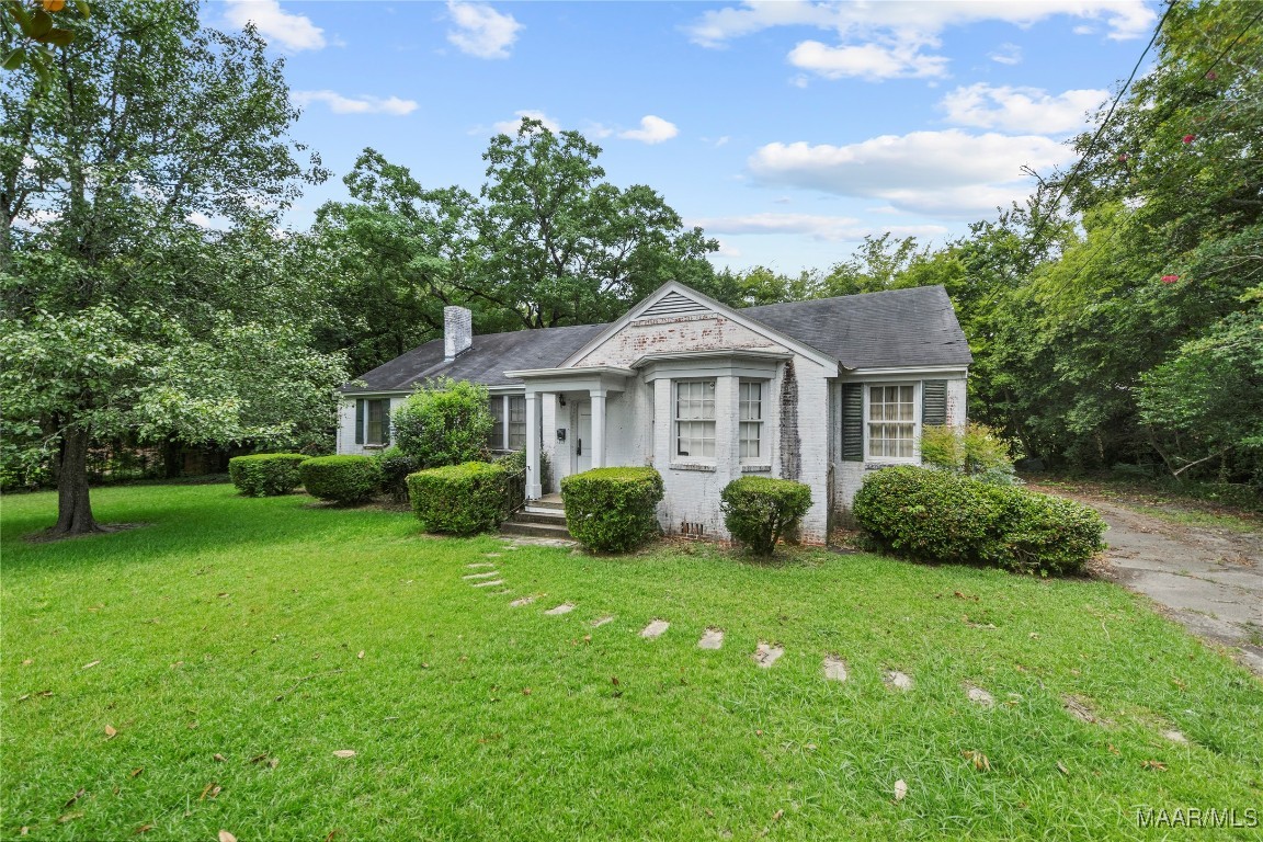 2206 COUNTRY CLUB Drive