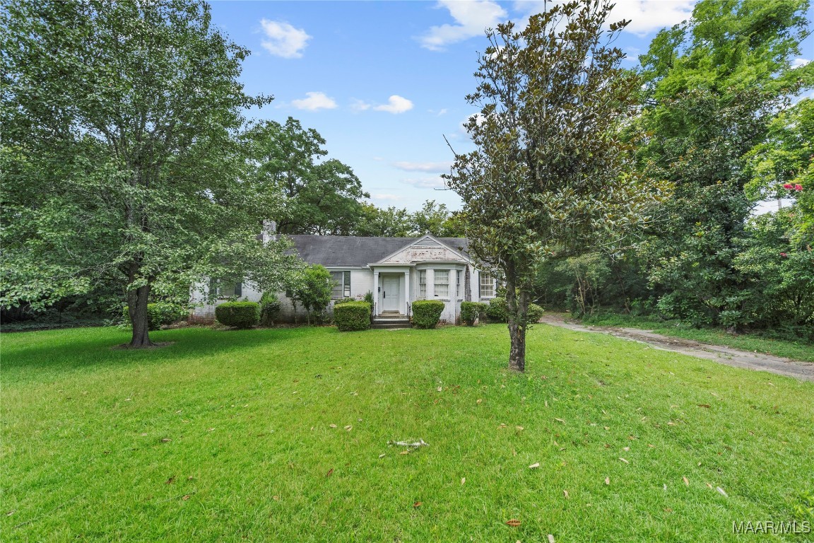 2206 COUNTRY CLUB Drive