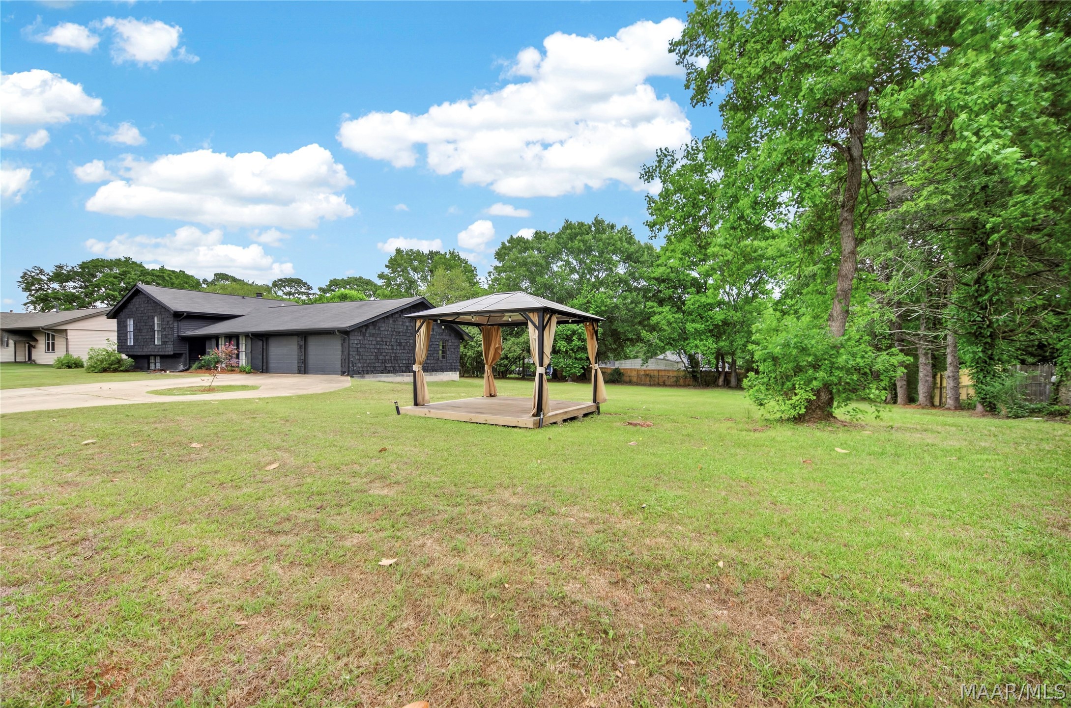 416 HONEYSUCKLE Drive