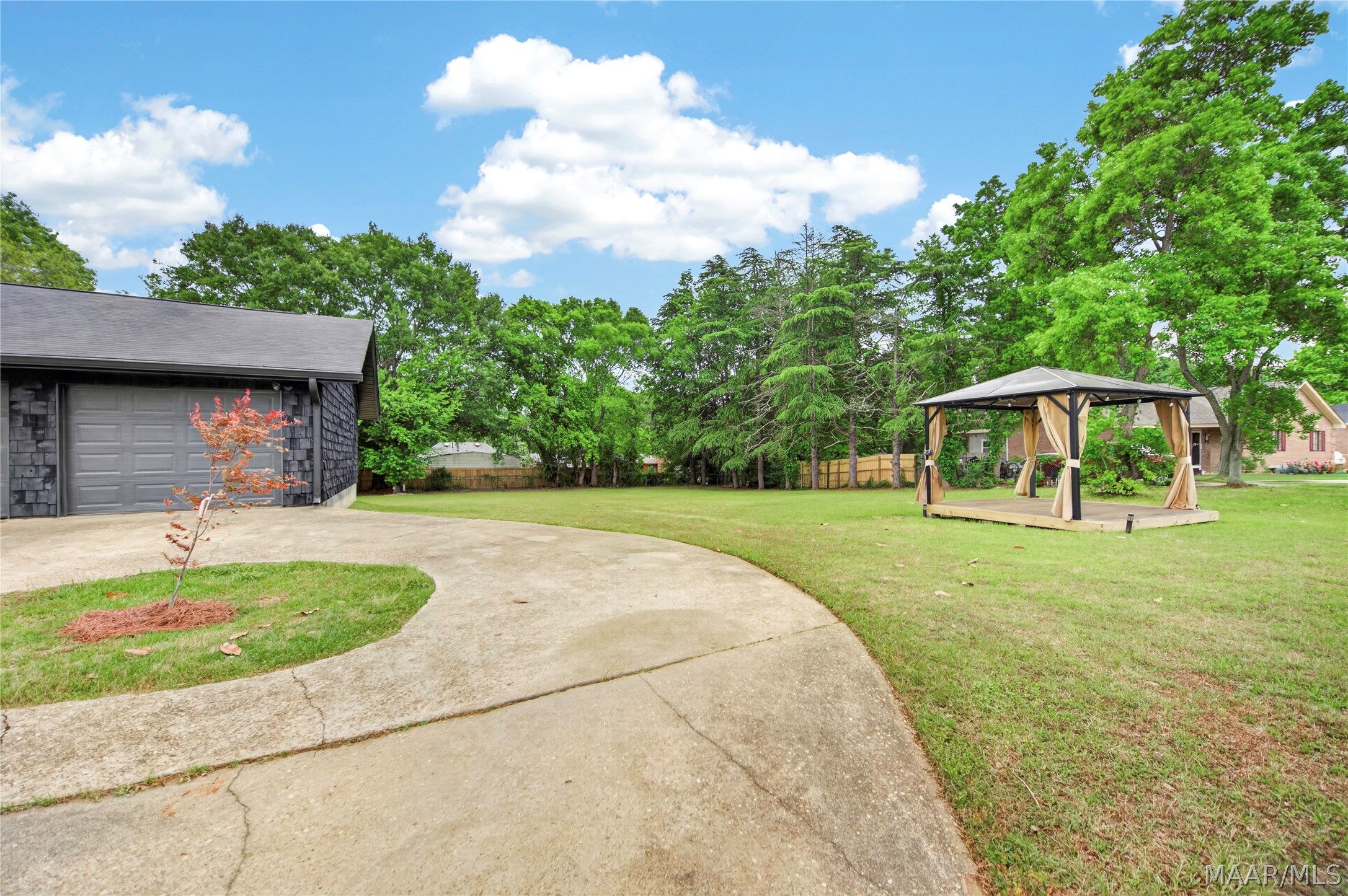 416 HONEYSUCKLE Drive
