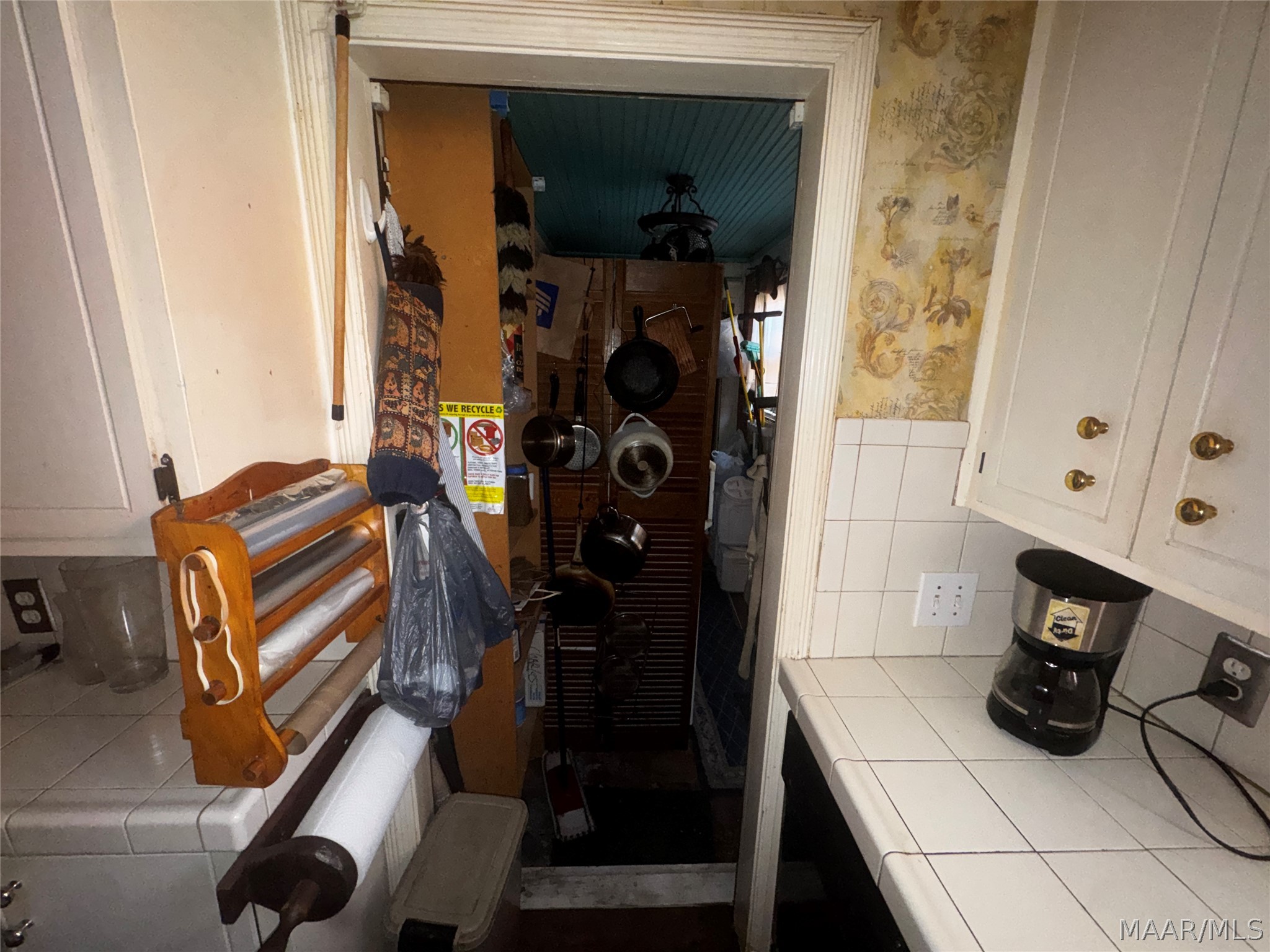 563 MORNINGVIEW Drive