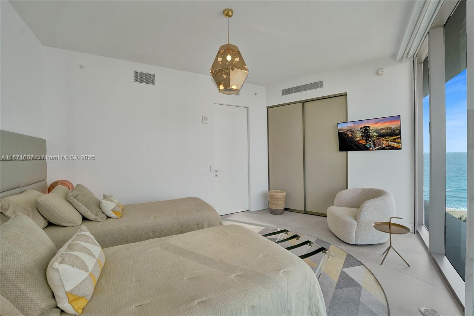 18975 Collins Ave # 704