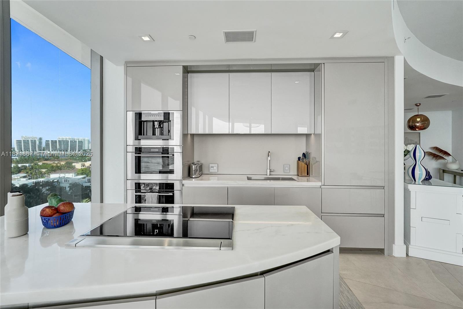 18975 Collins Ave # 704
