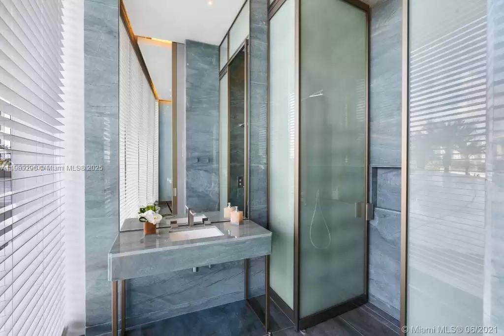 18975 Collins Ave # 1005