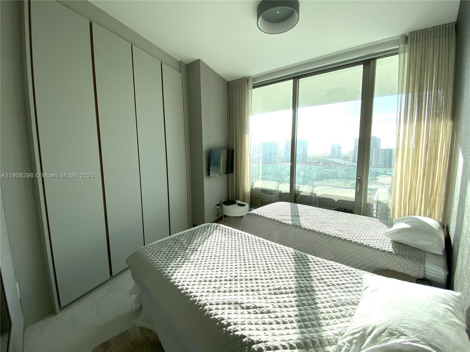 18975 Collins Ave # 1005