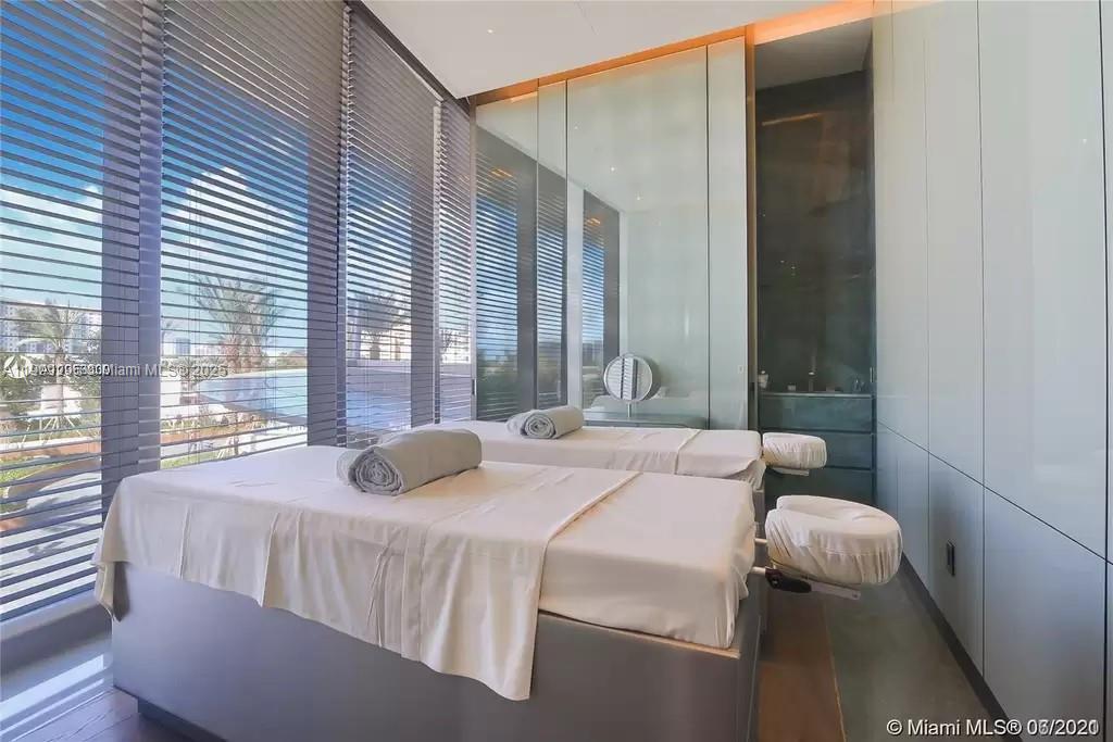 18975 Collins Ave # 1005