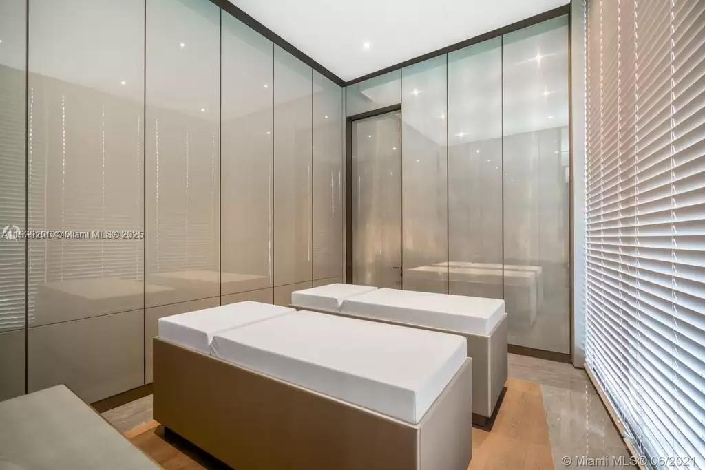 18975 Collins Ave # 1005