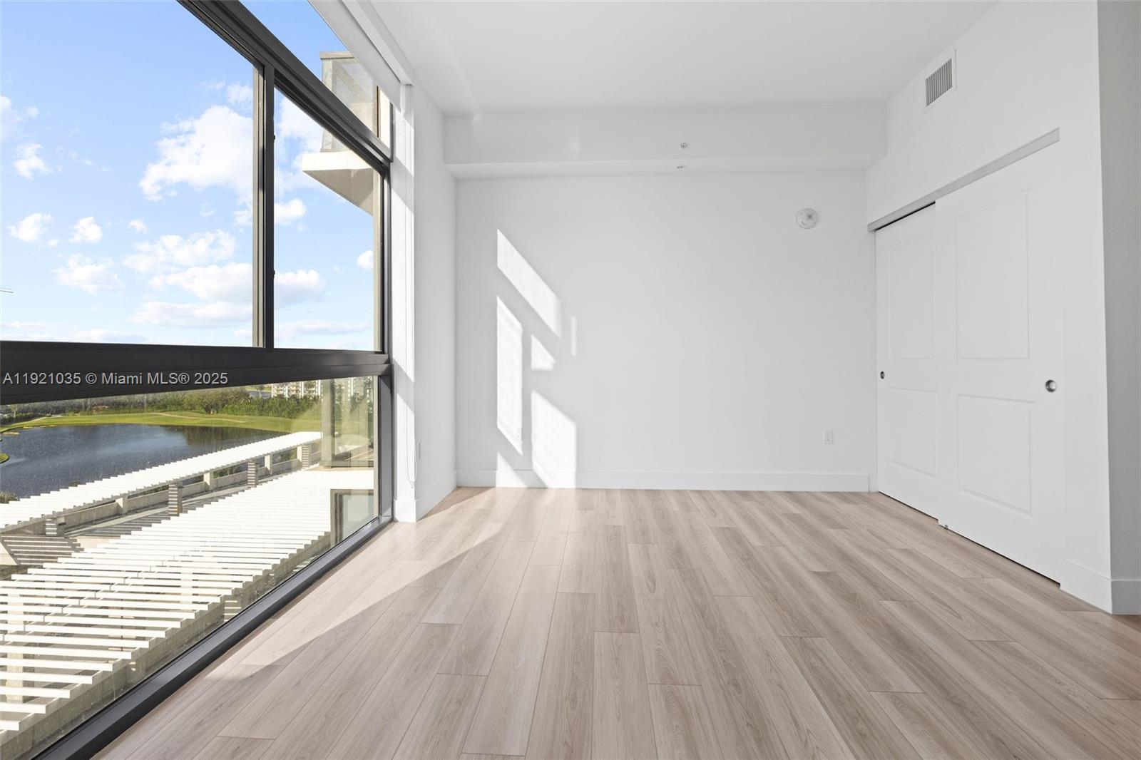 101 Diplomat Pkwy # 911