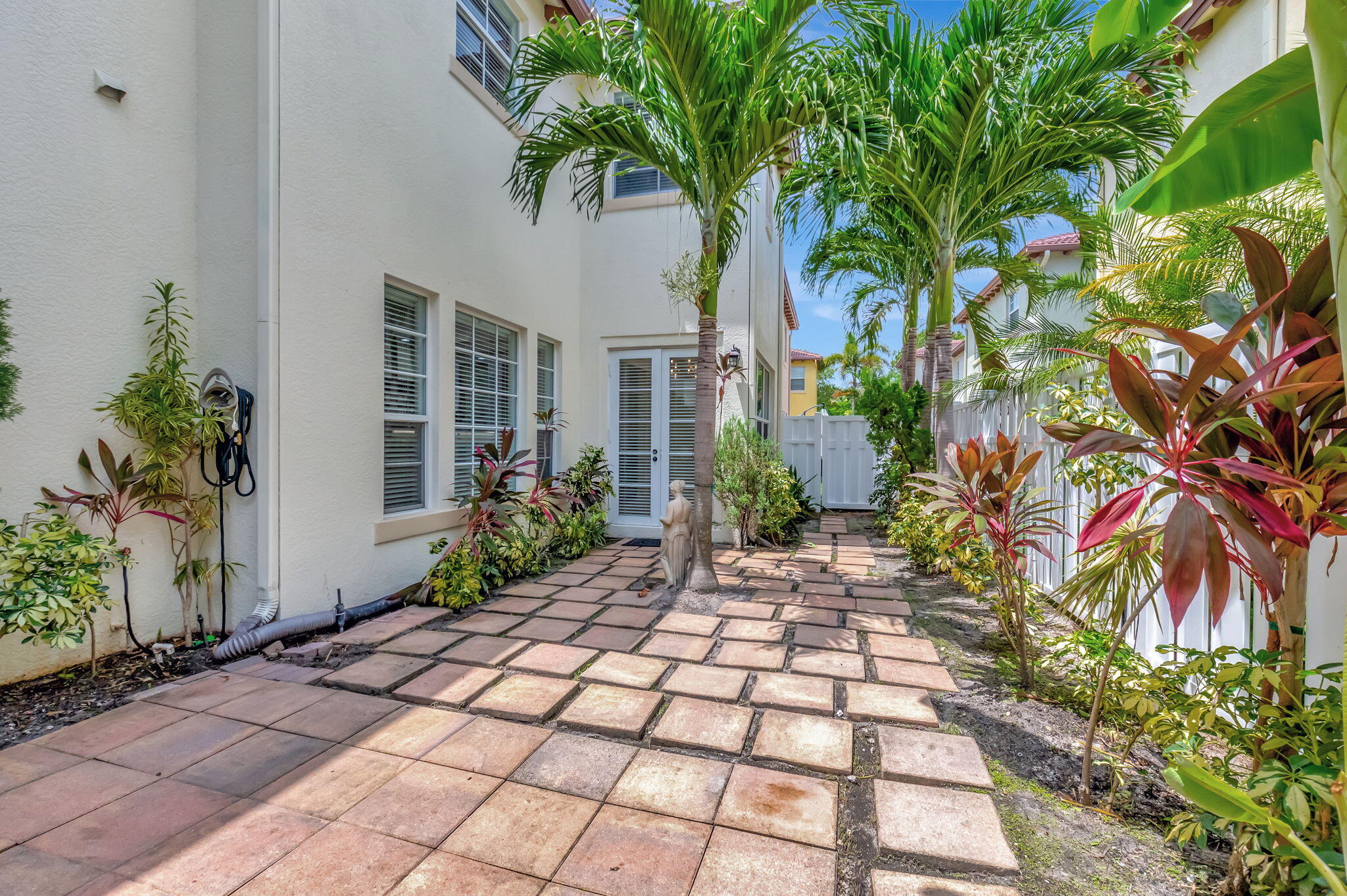 99 Via Poinciana Street