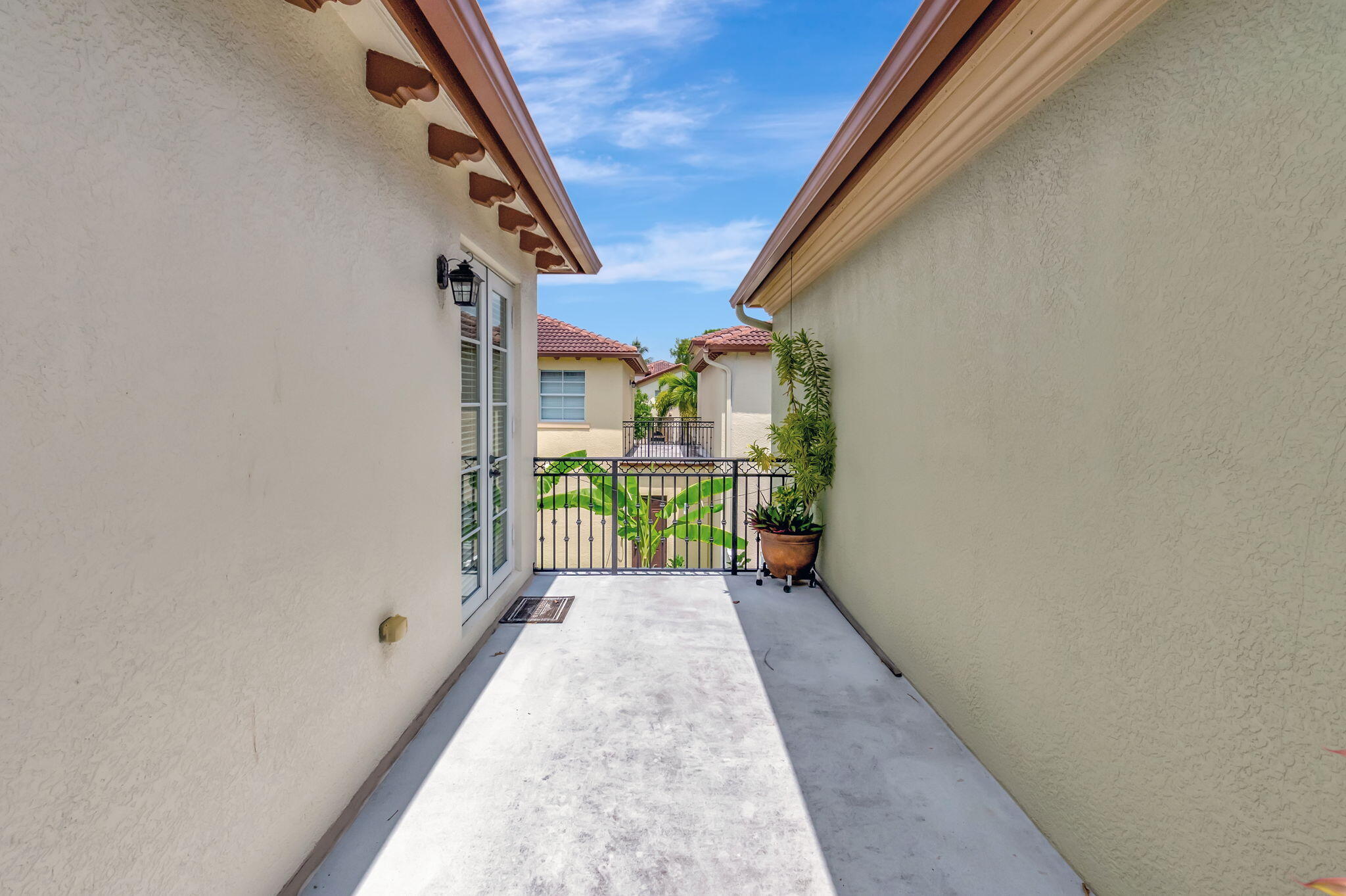 99 Via Poinciana Street