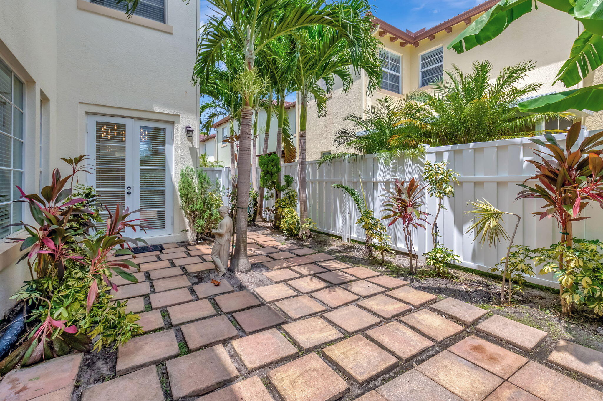 99 Via Poinciana Street