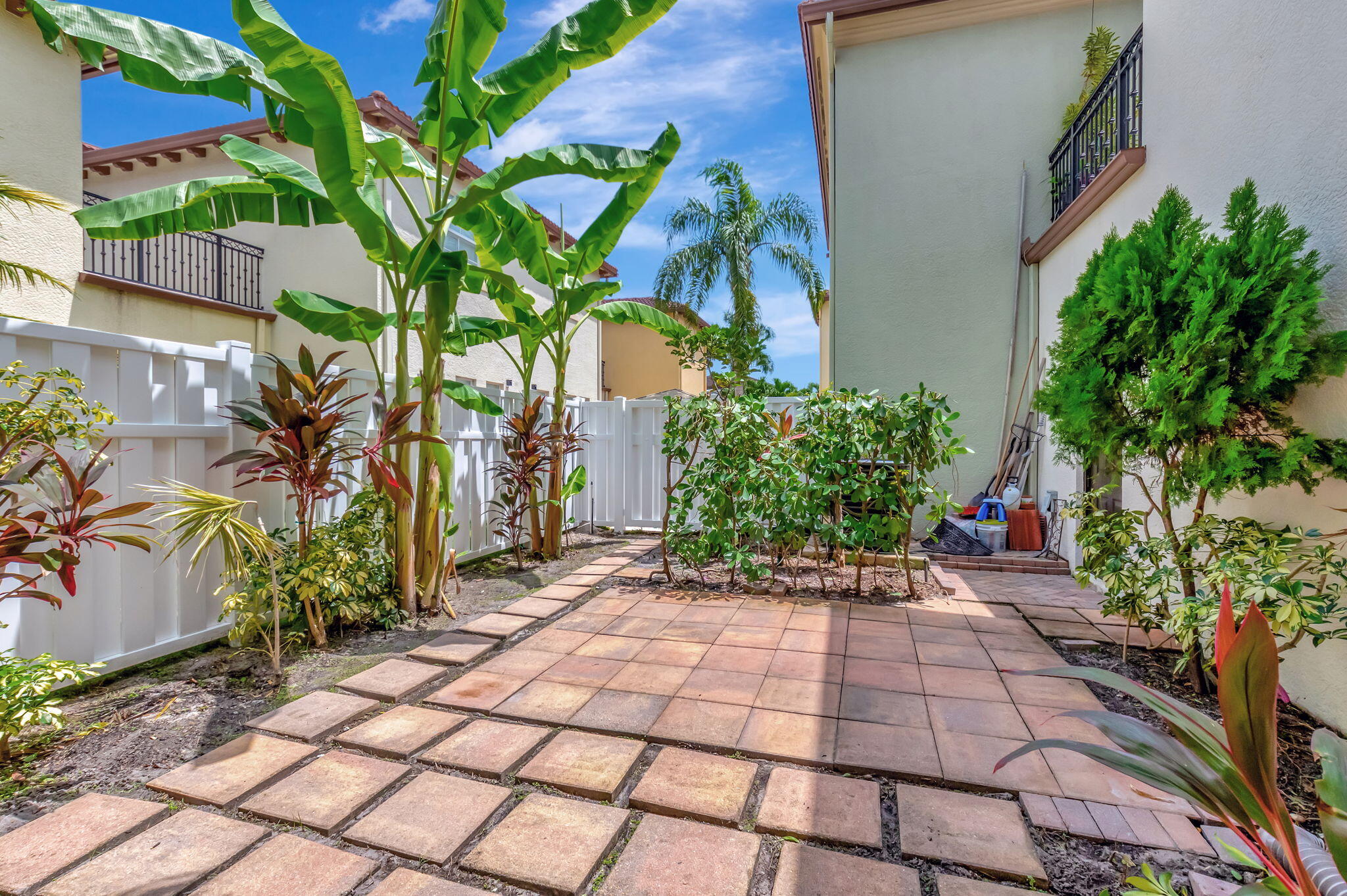 99 Via Poinciana Street
