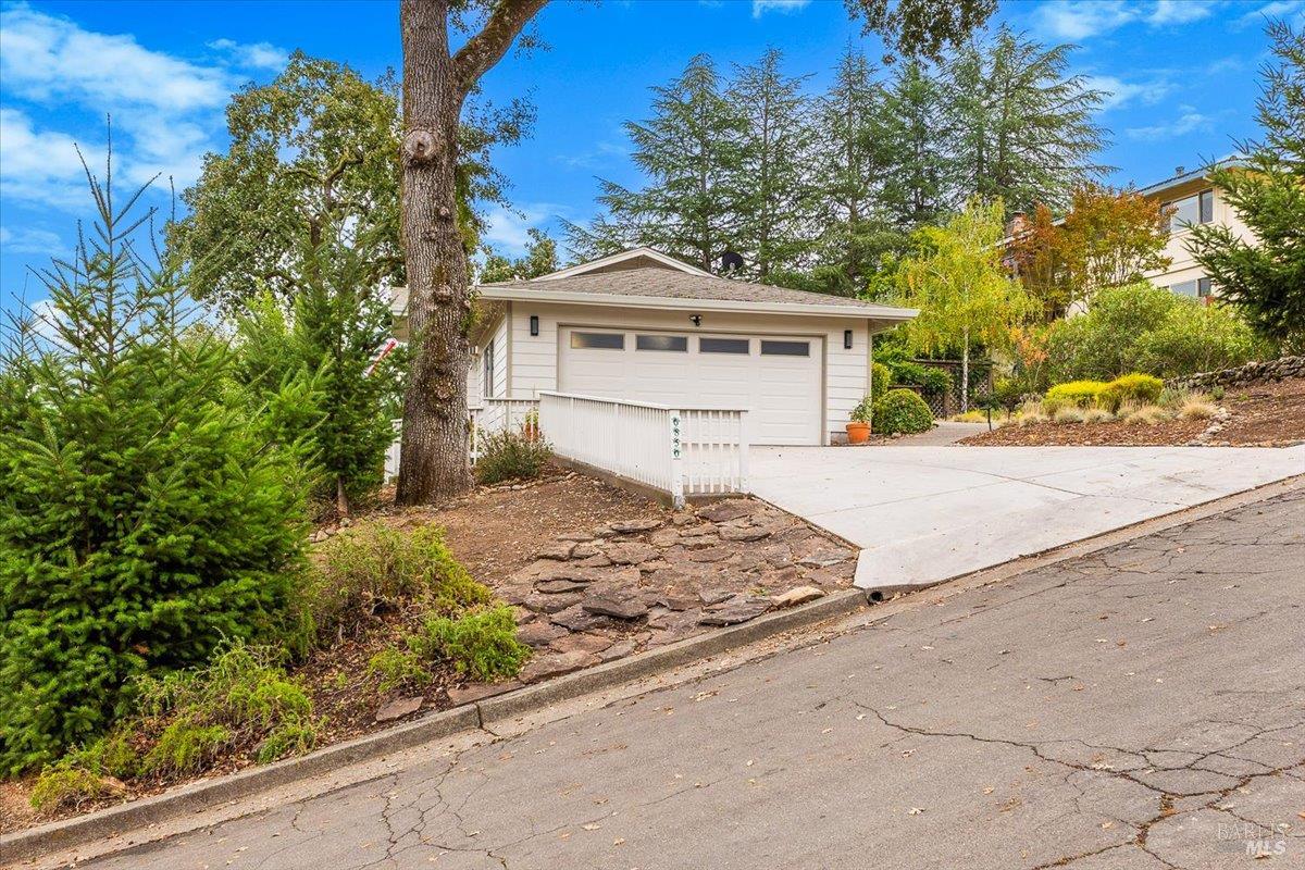 6850 Oakmont Dr