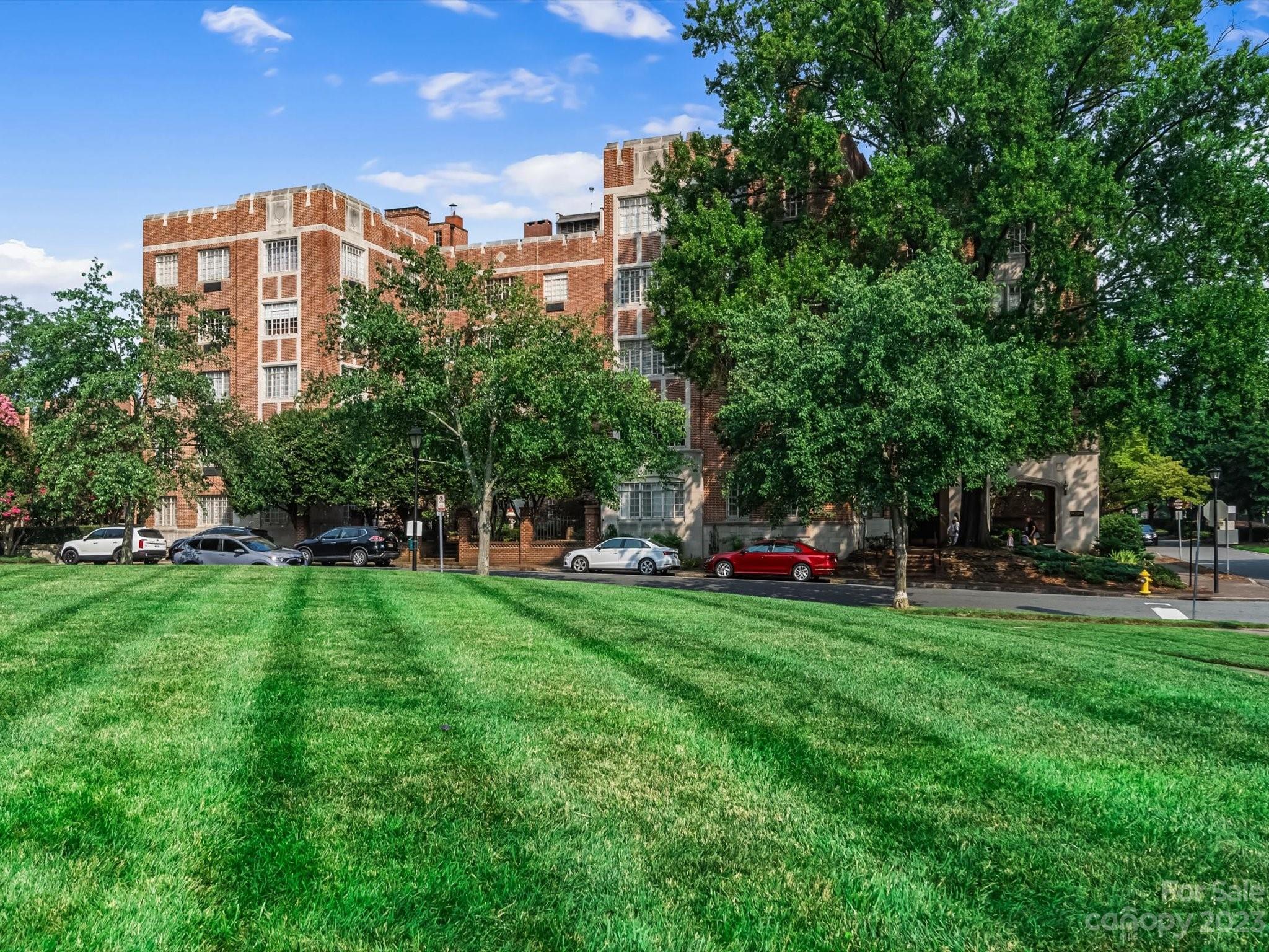 301 W Tenth Street W Unit: 401