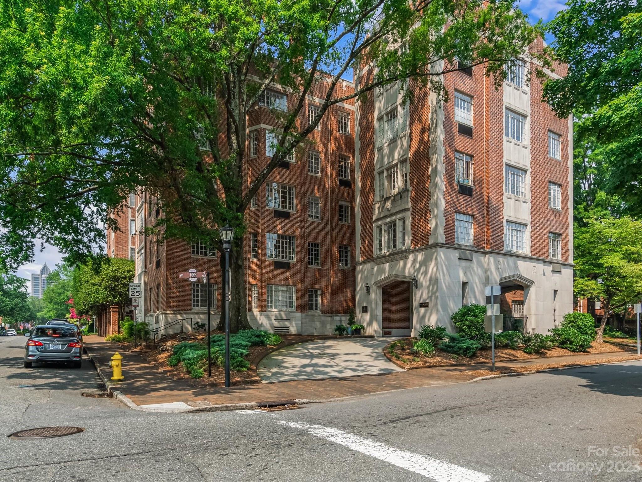 301 W Tenth Street W Unit: 401