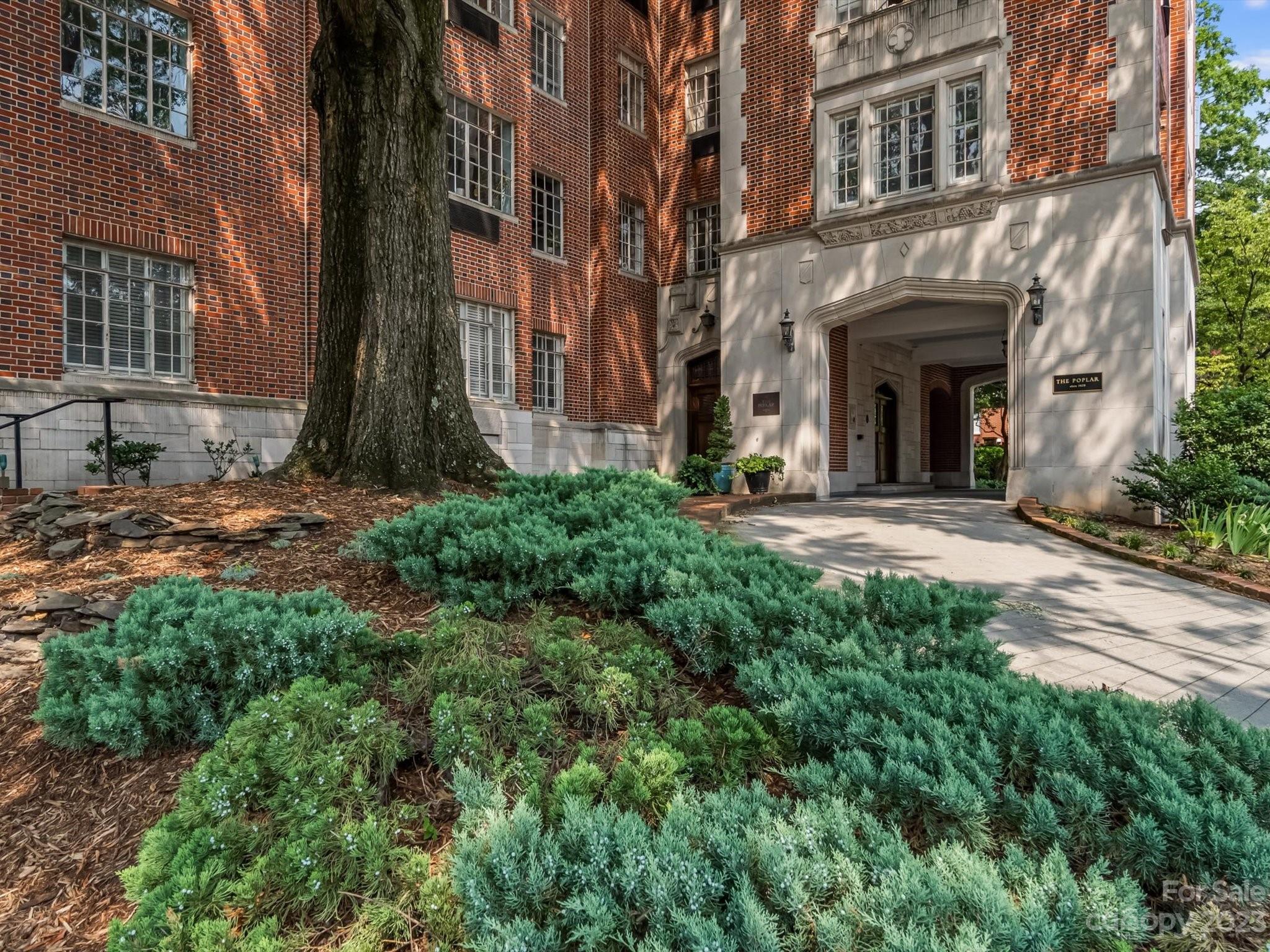 301 W Tenth Street W Unit: 401