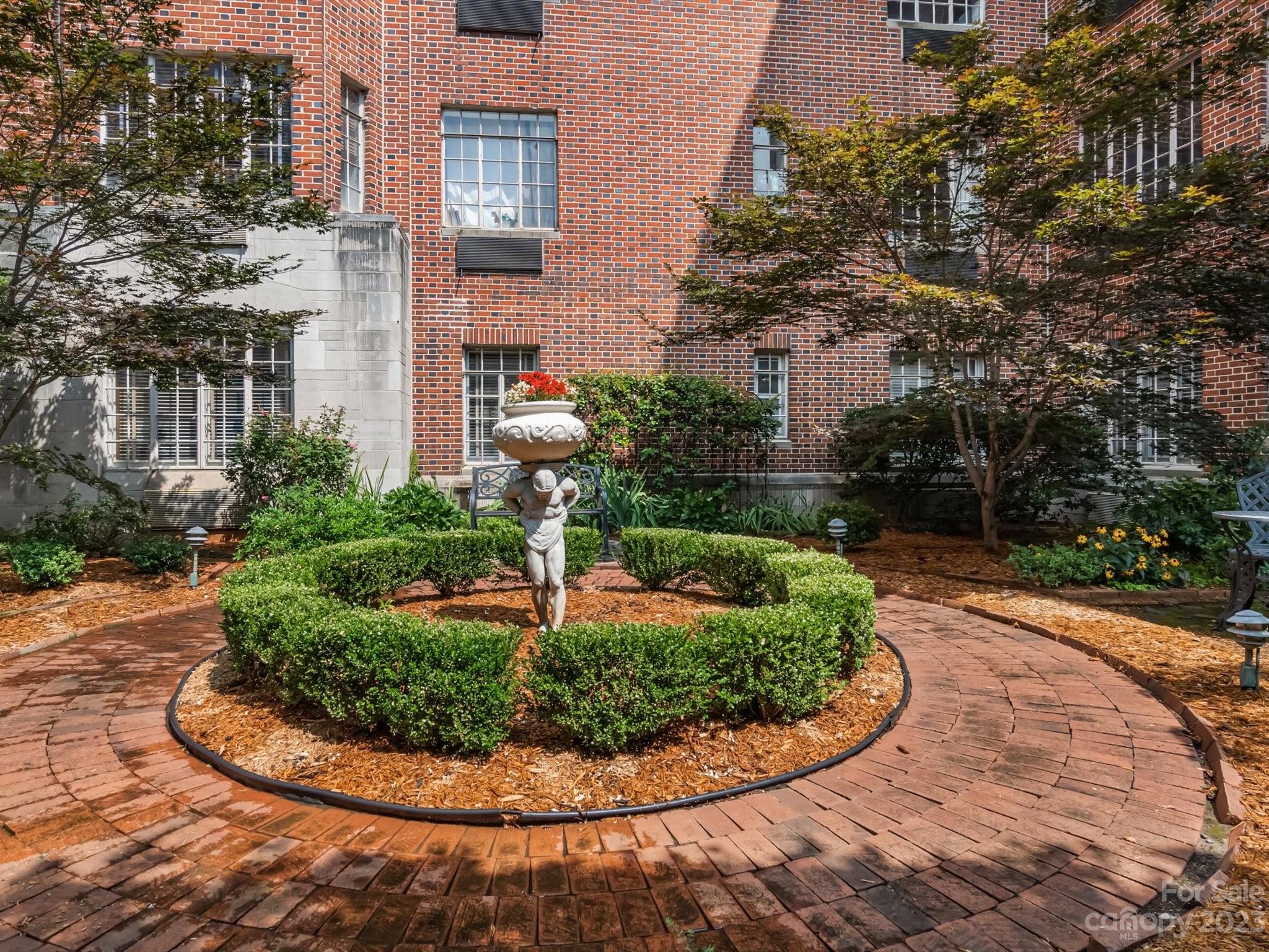 301 W Tenth Street W Unit: 401