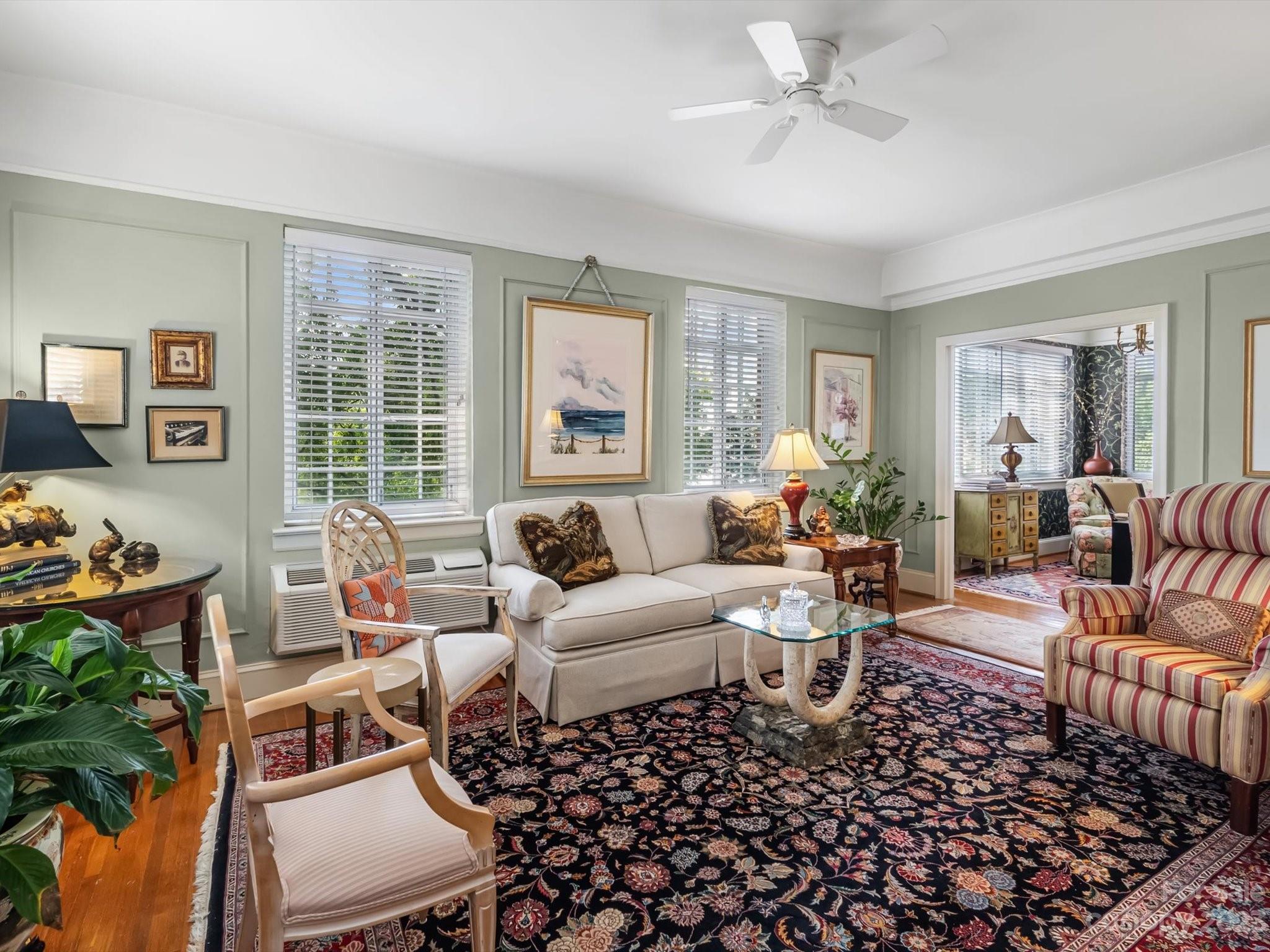 301 W Tenth Street W Unit: 401