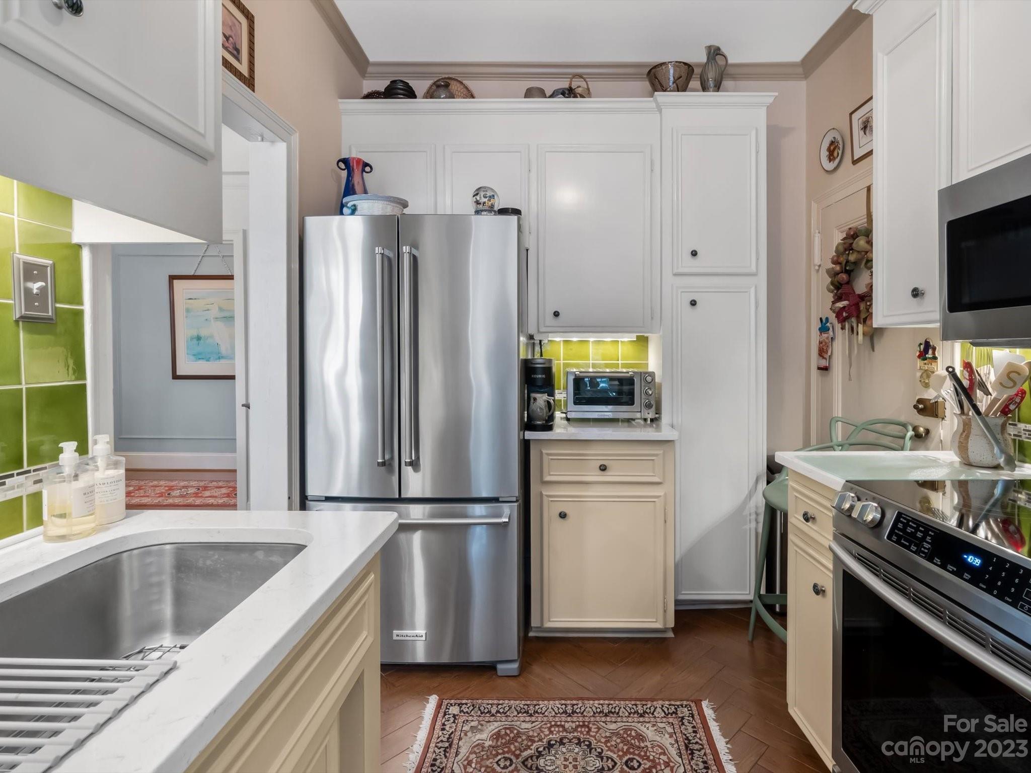 301 W Tenth Street W Unit: 401