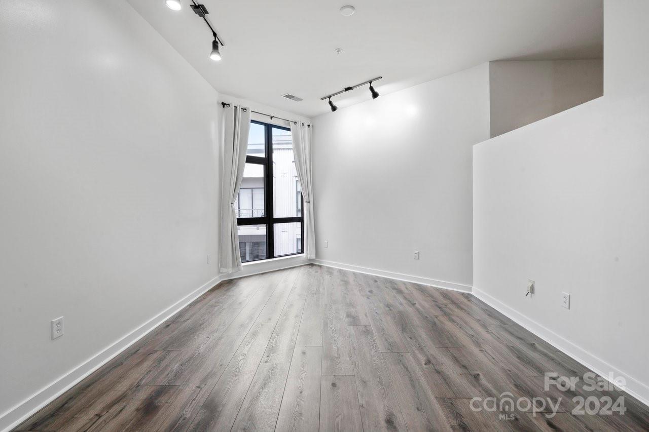 525 E 6th Street Unit: 407