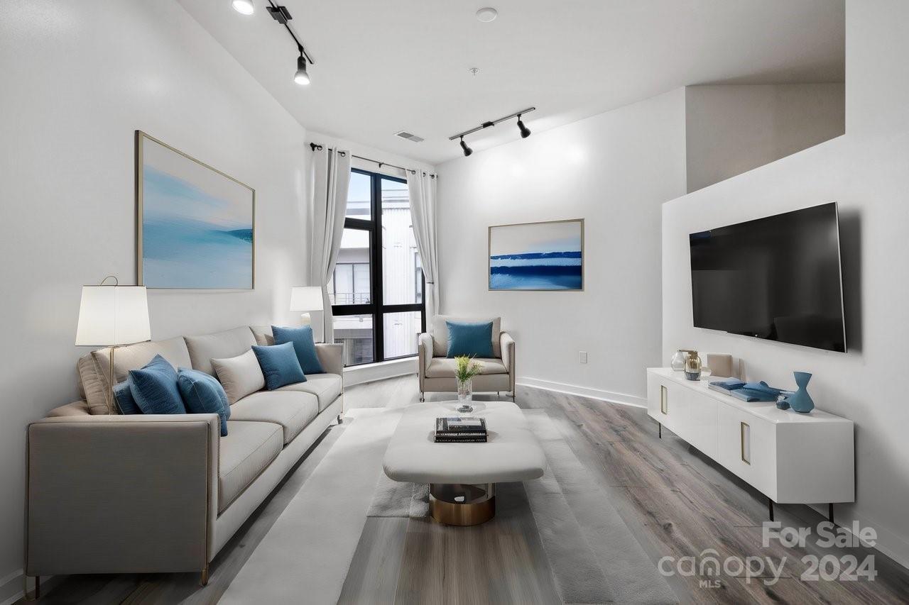 525 E 6th Street Unit: 407