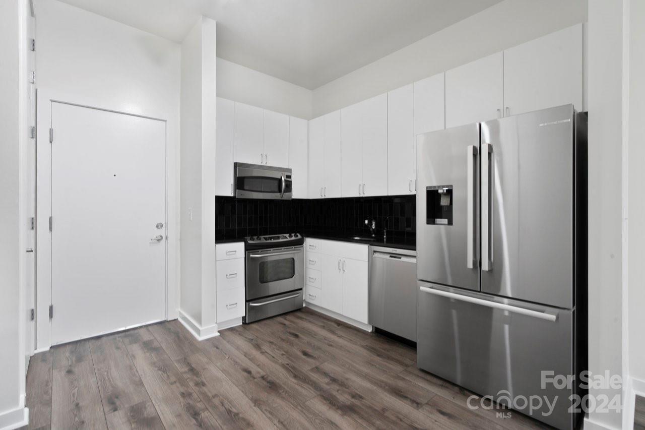 525 E 6th Street Unit: 407