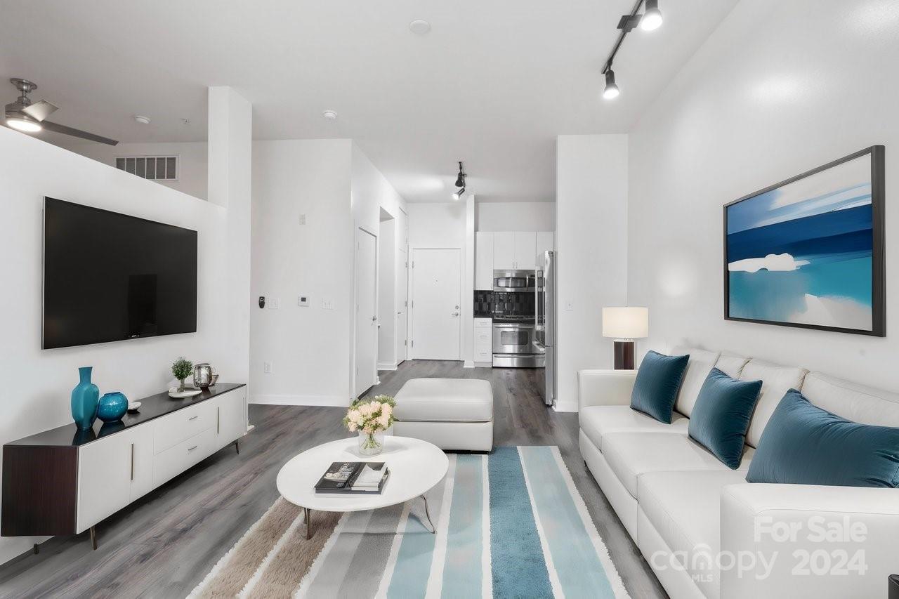 525 E 6th Street Unit: 407