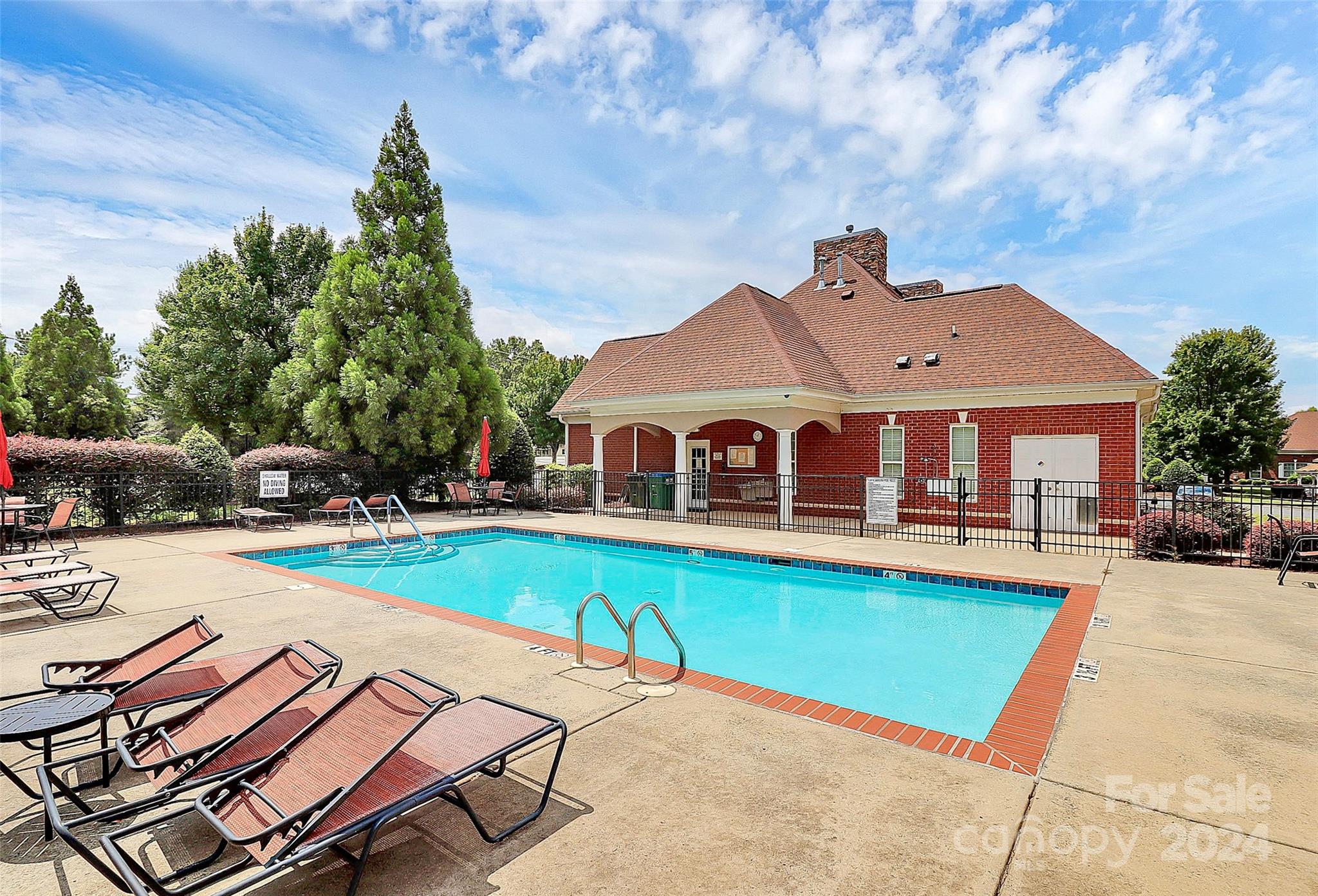 2103 N Castle Court
